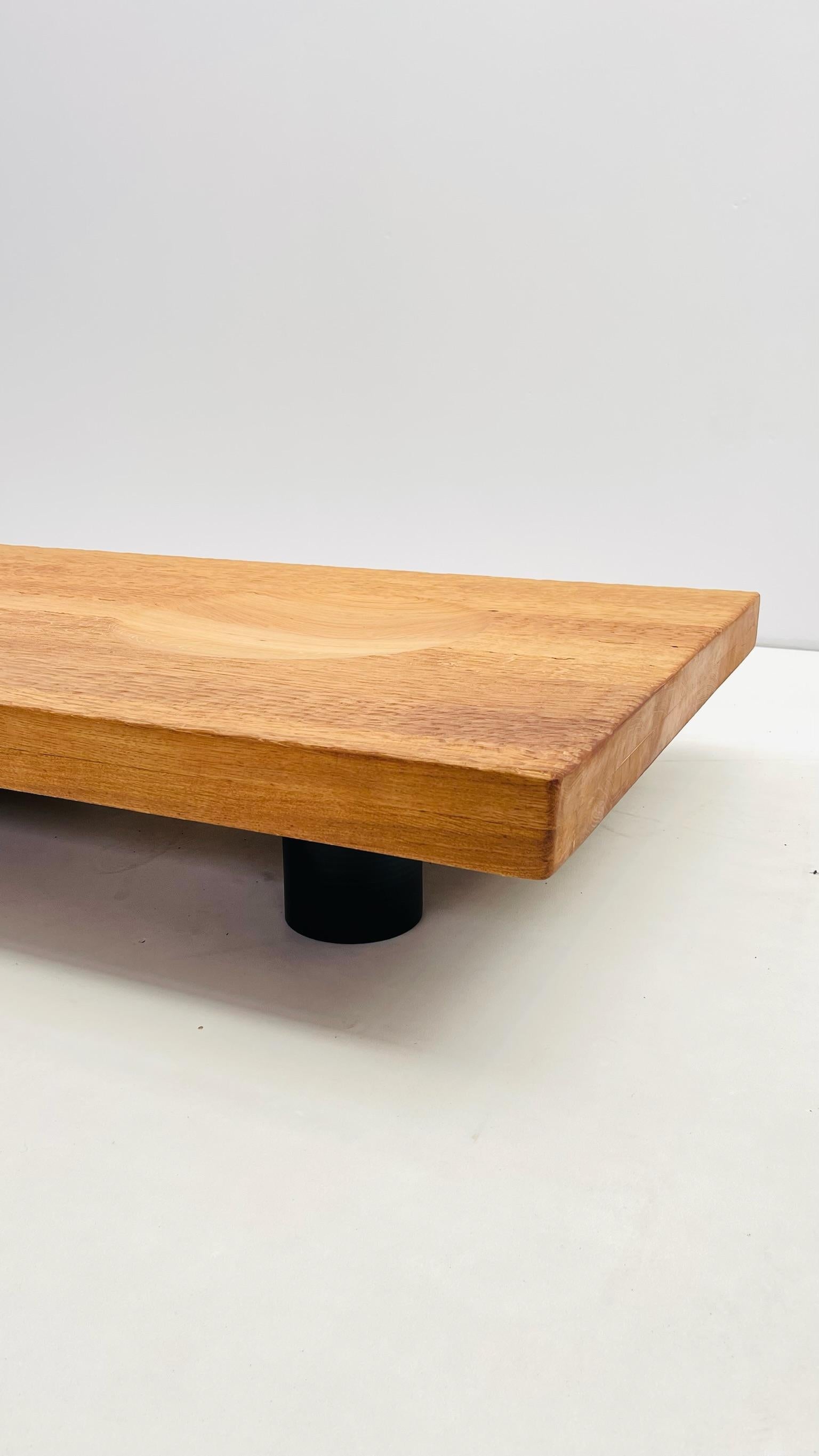 Gouged Low coffee table in Solid Oak In Good Condition For Sale In Brussels, BE