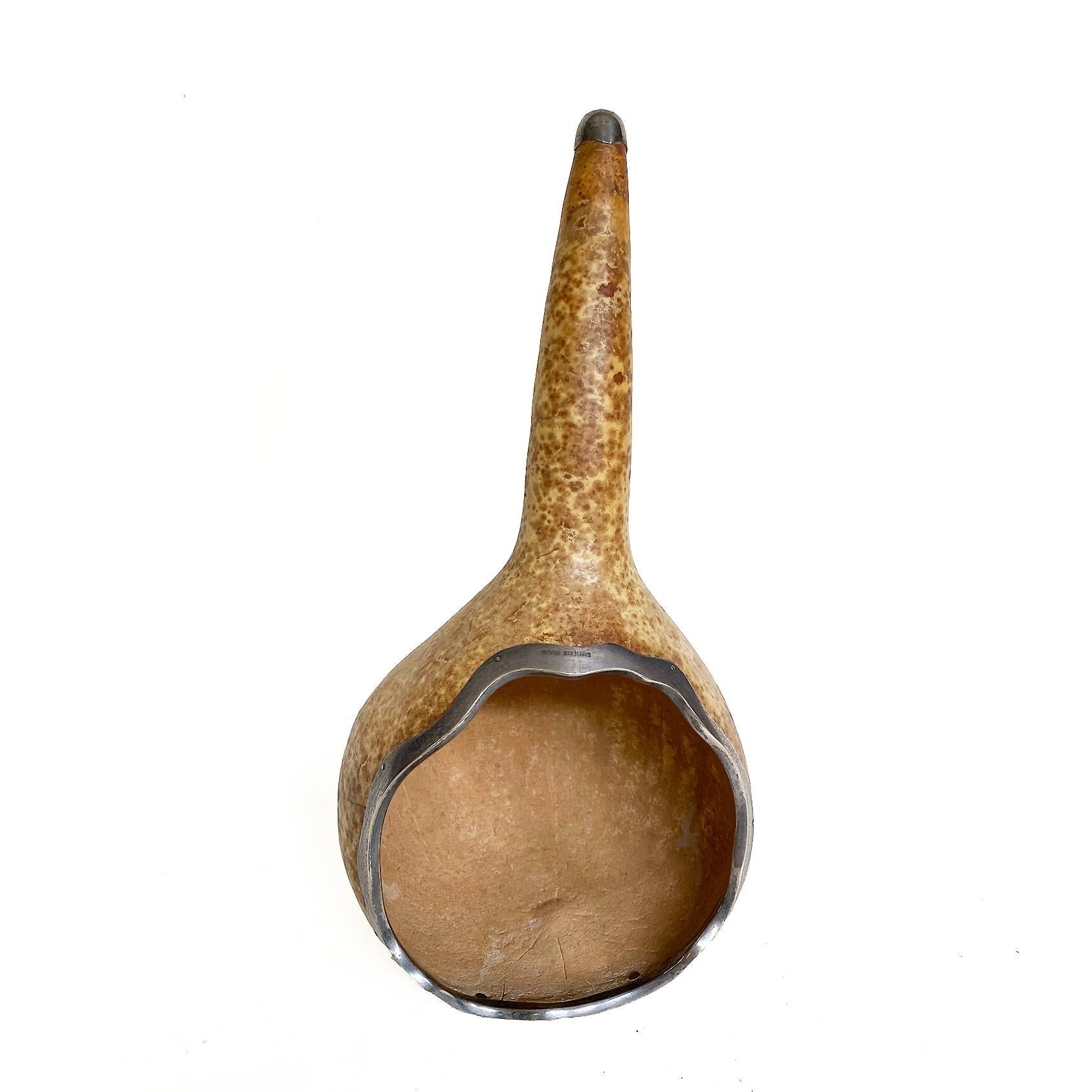 Gourde avec ornementation en argent sterling sur les bords supérieurs, creusée pour servir d'écope.  Conçu et réalisé par Shreve and Company de San Francisco, Californie.

Mesure 6,5