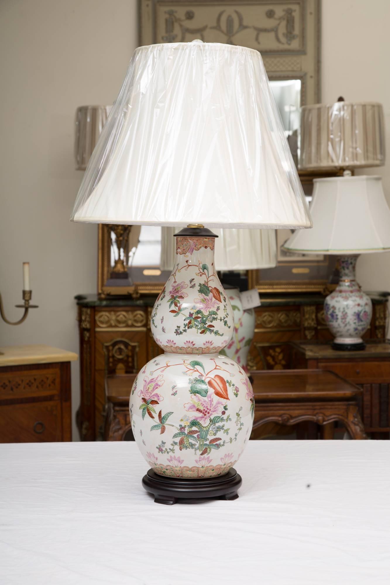 Gourd Shaped Table Lamp with Floral Design 2