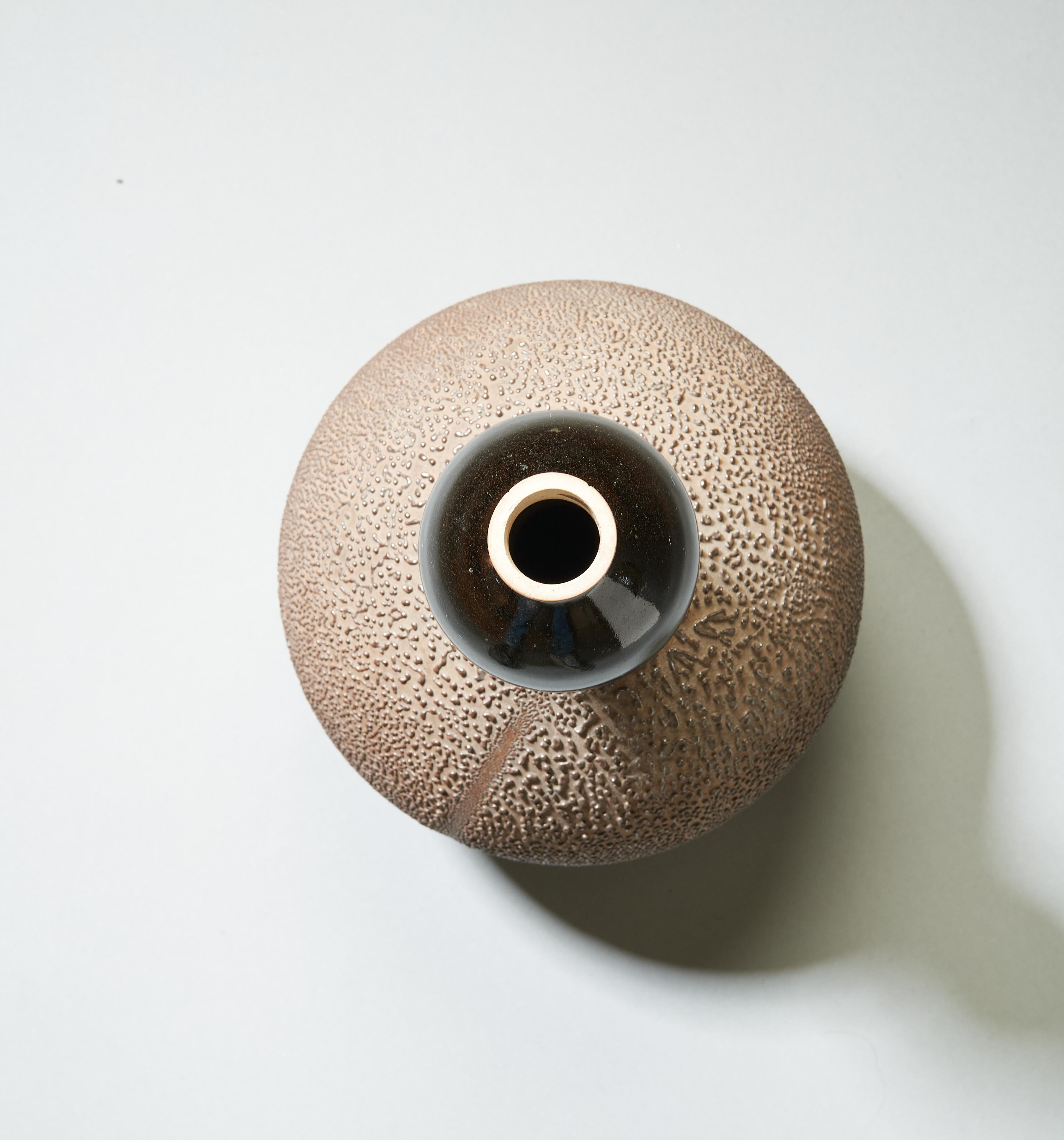 Graceful Japanese Gourd Vase, Black and Brown Glazed Textured Ceramic, 20th Cent For Sale 2