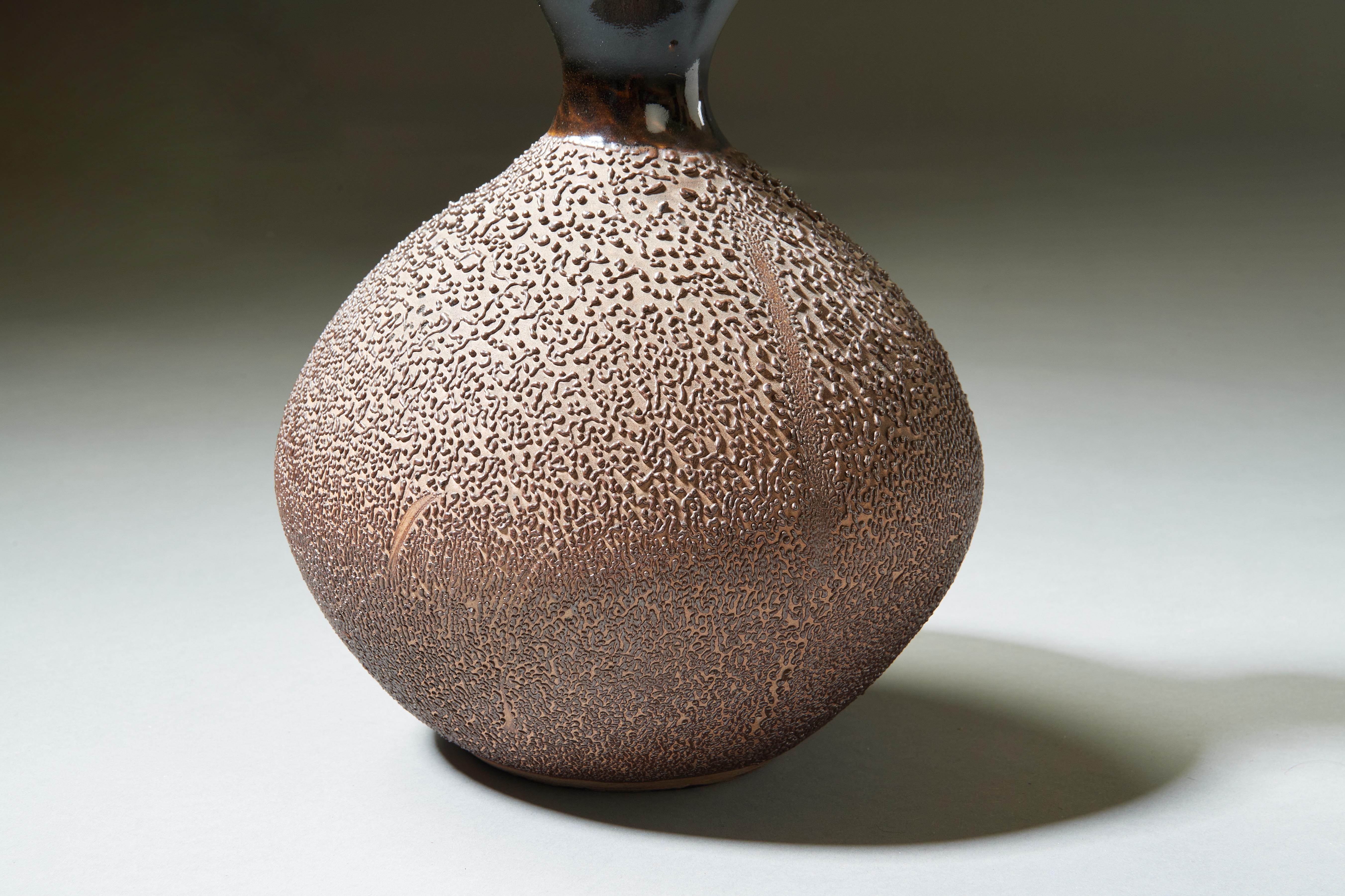 Graceful Japanese Gourd Vase, Black and Brown Glazed Textured Ceramic, 20th Cent For Sale 3