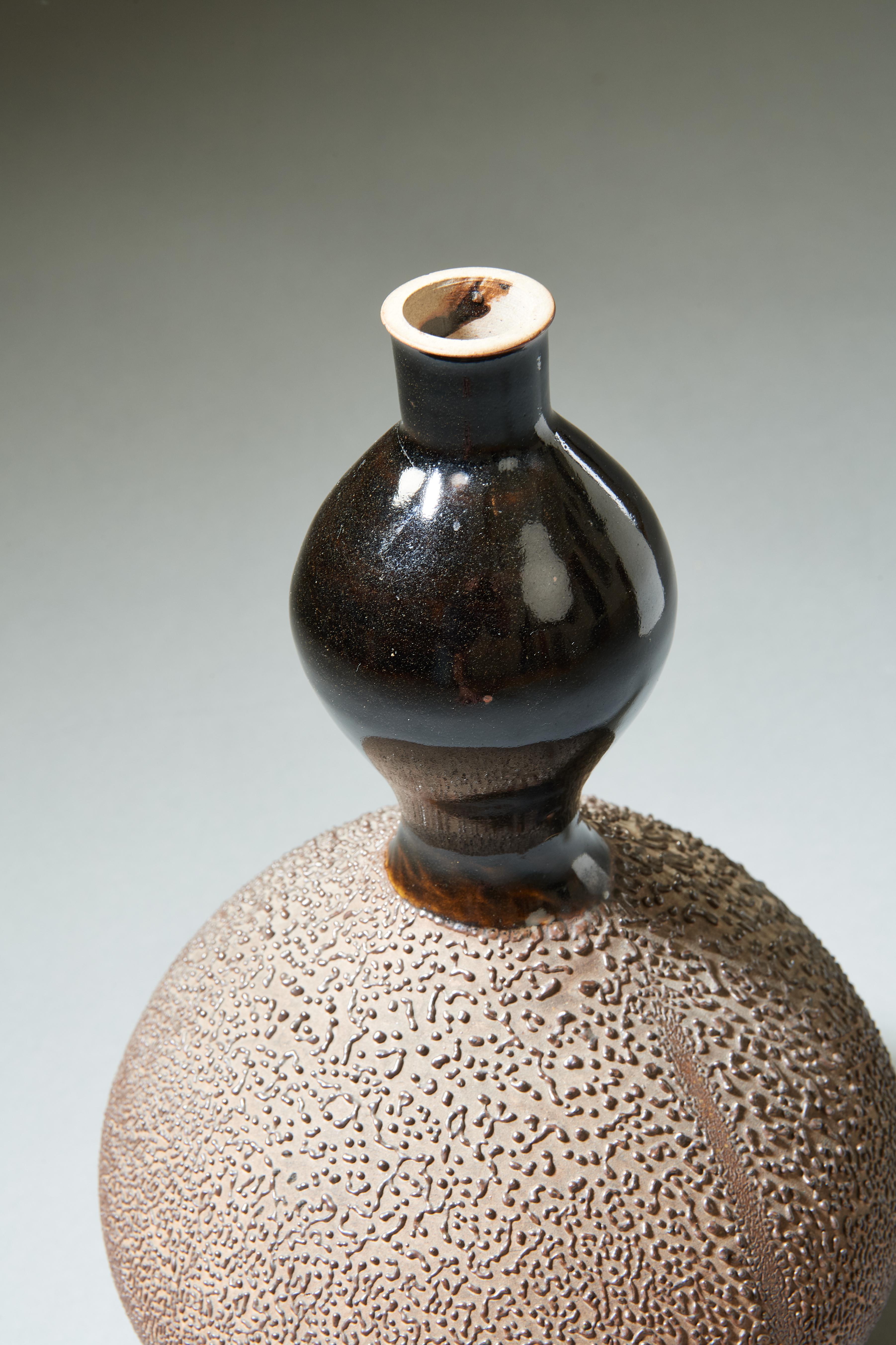 Graceful Japanese Gourd Vase, Black and Brown Glazed Textured Ceramic, 20th Cent For Sale 4