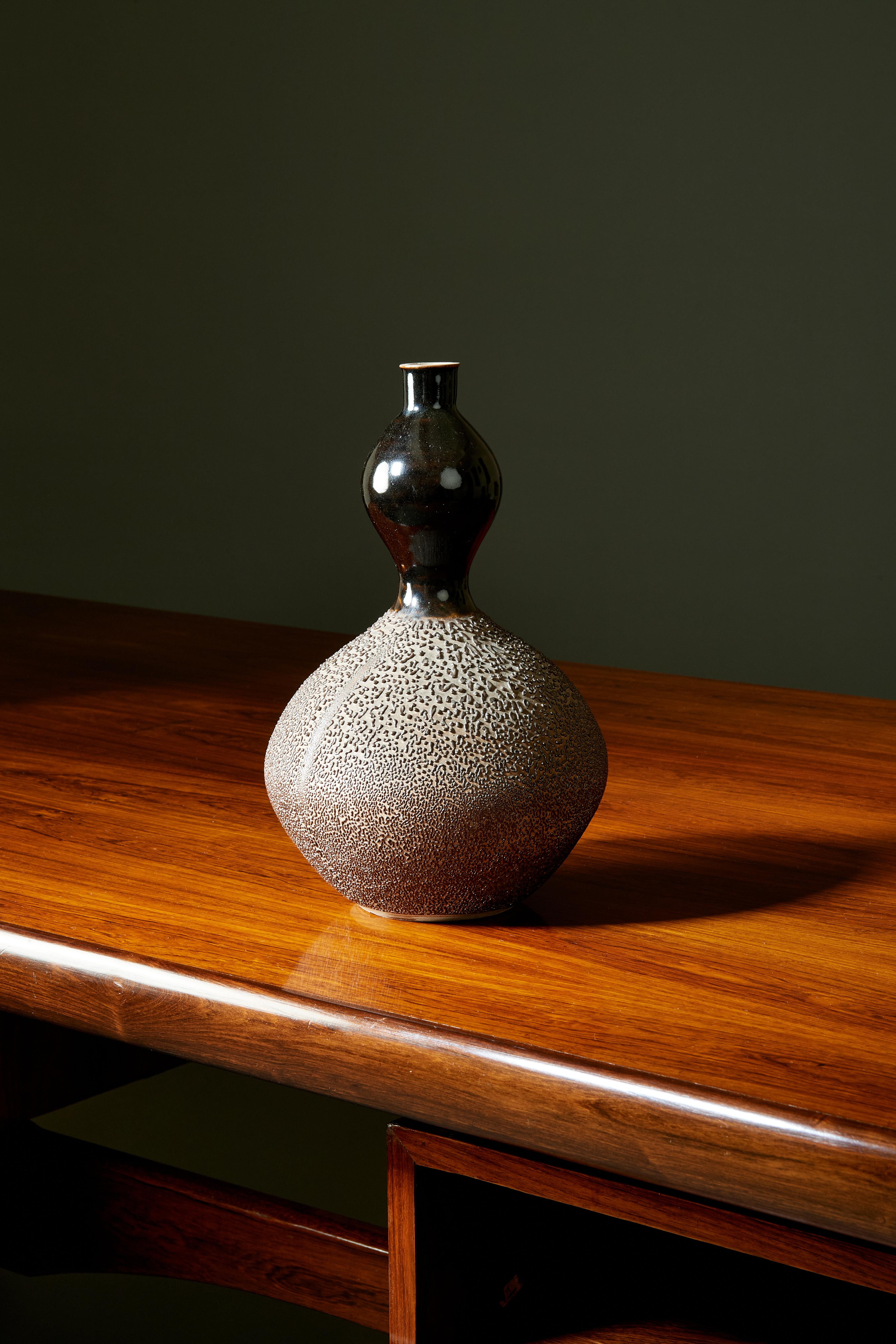 Graceful Japanese Gourd Vase, Black and Brown Glazed Textured Ceramic, 20th Cent For Sale 6