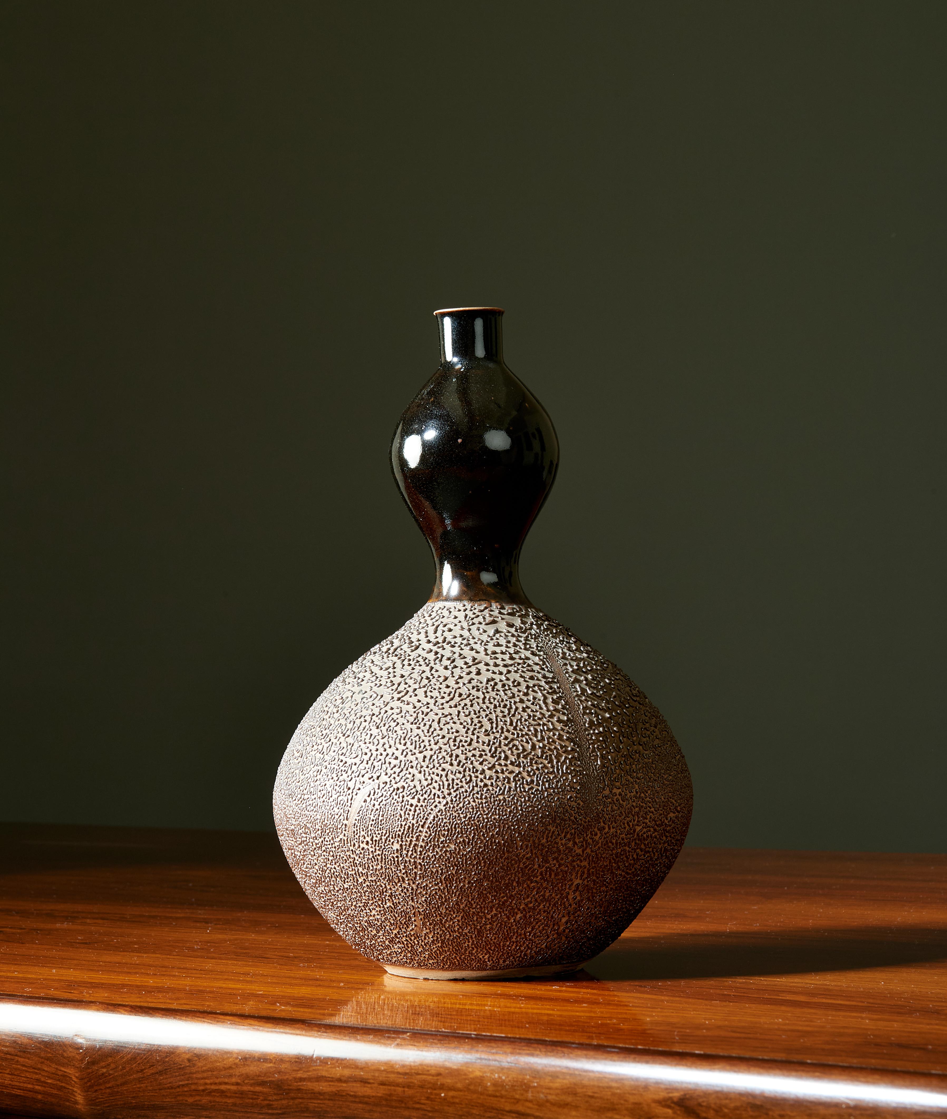 Graceful Japanese Gourd Vase, Black and Brown Glazed Textured Ceramic, 20th Cent For Sale 8
