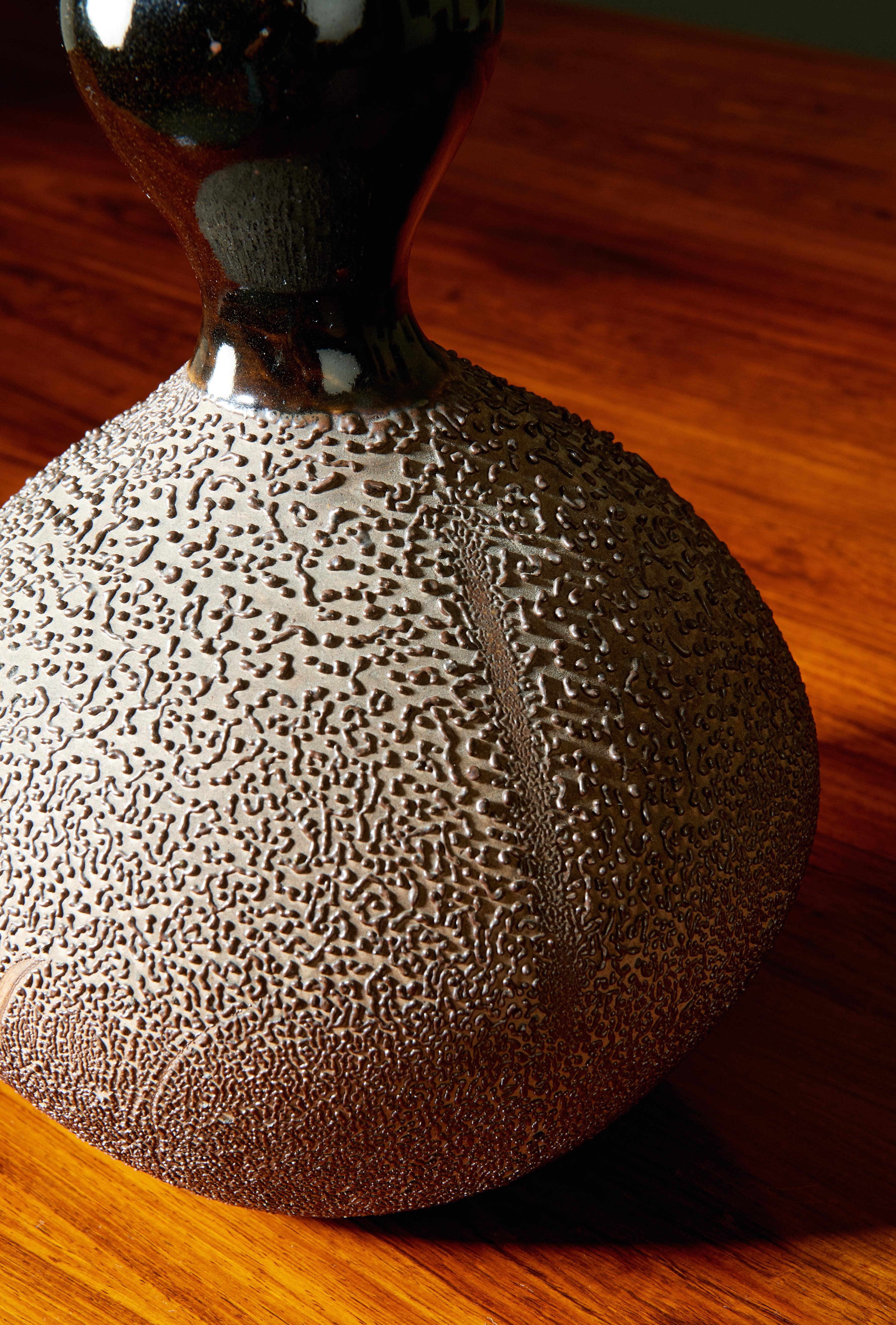 Graceful Japanese Gourd Vase, Black and Brown Glazed Textured Ceramic, 20th Cent For Sale 12