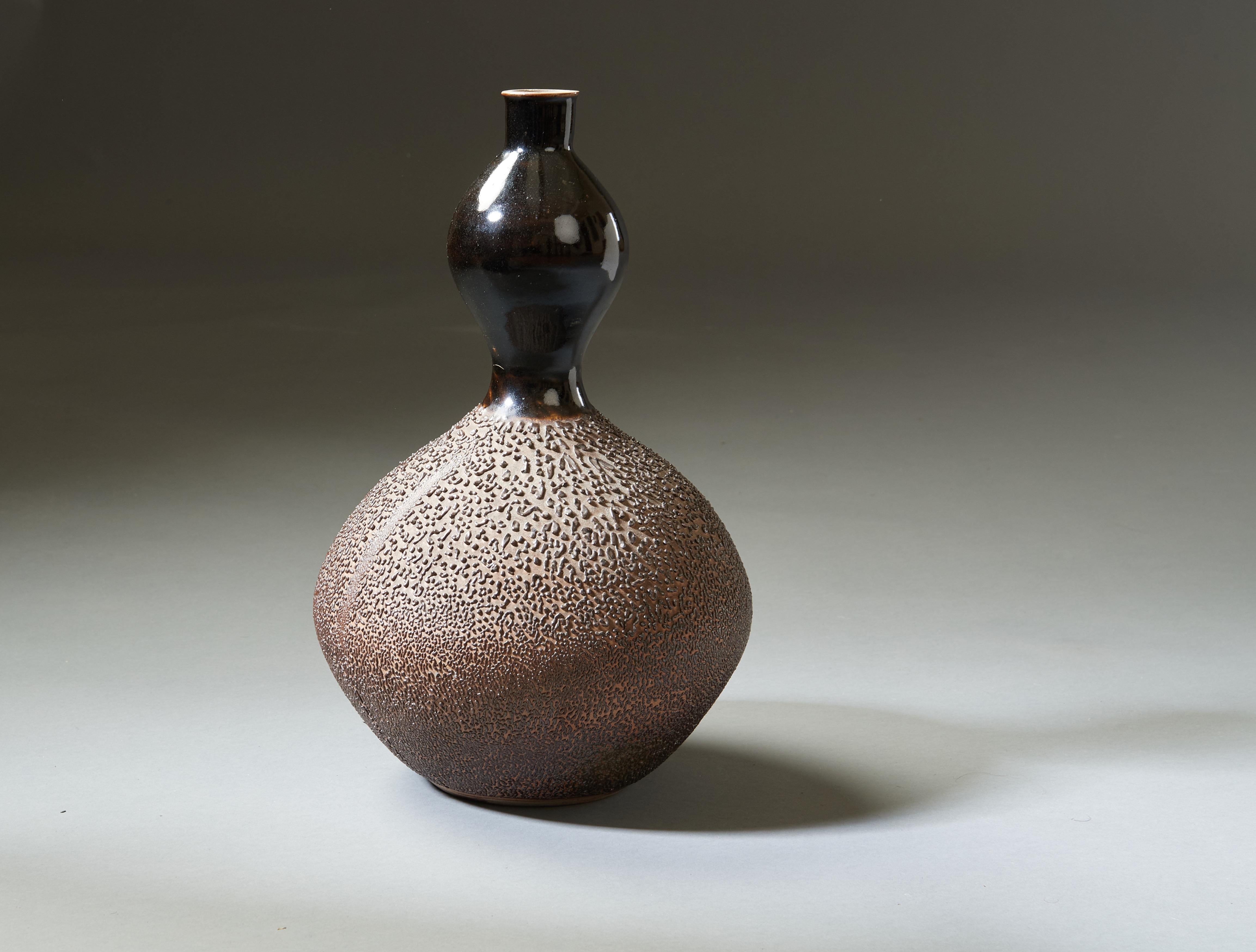 Mid-Century Modern Graceful Japanese Gourd Vase, Black and Brown Glazed Textured Ceramic, 20th Cent For Sale