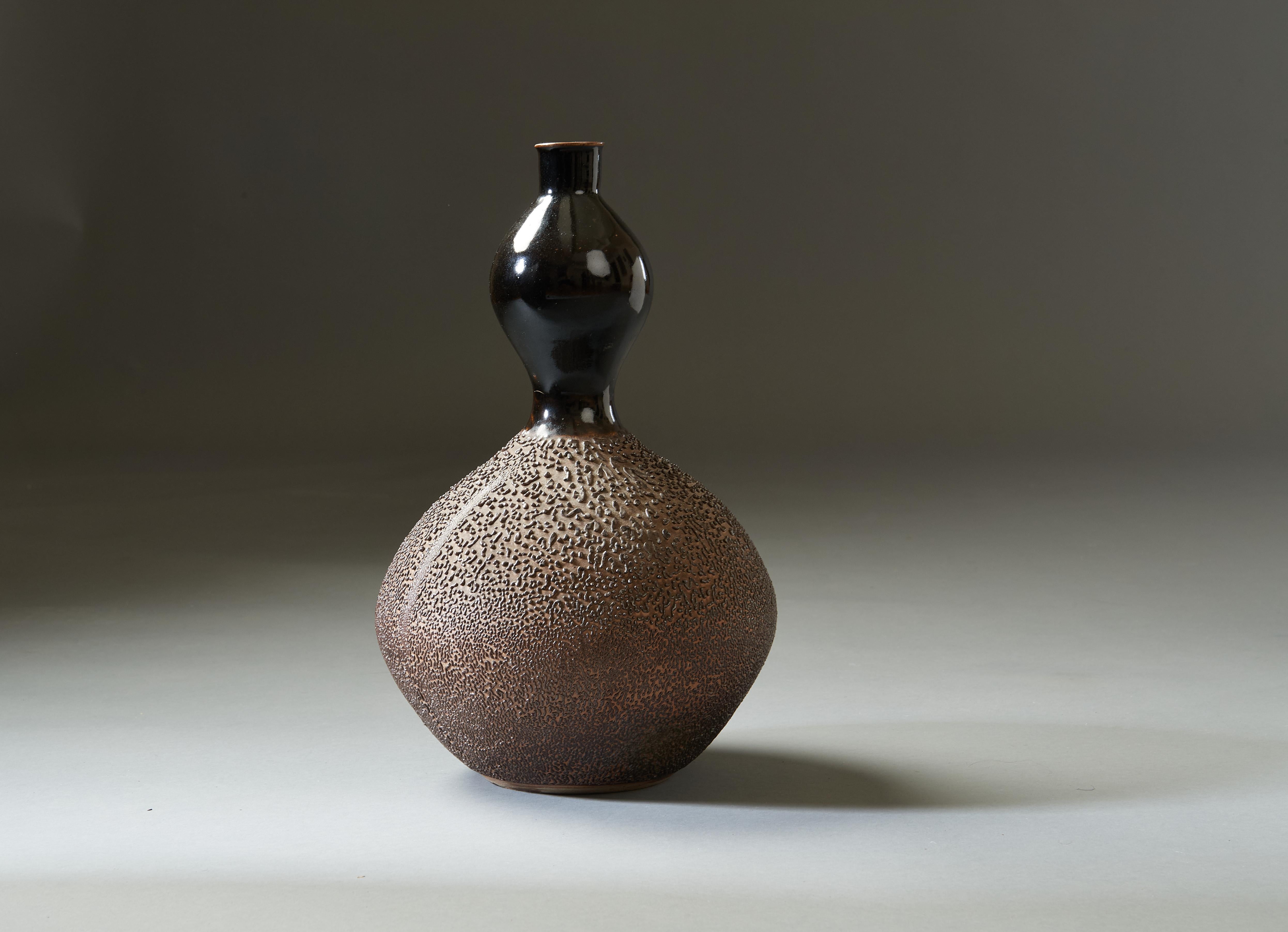 Graceful Japanese Gourd Vase, Black and Brown Glazed Textured Ceramic, 20th Cent In Good Condition For Sale In New York, NY