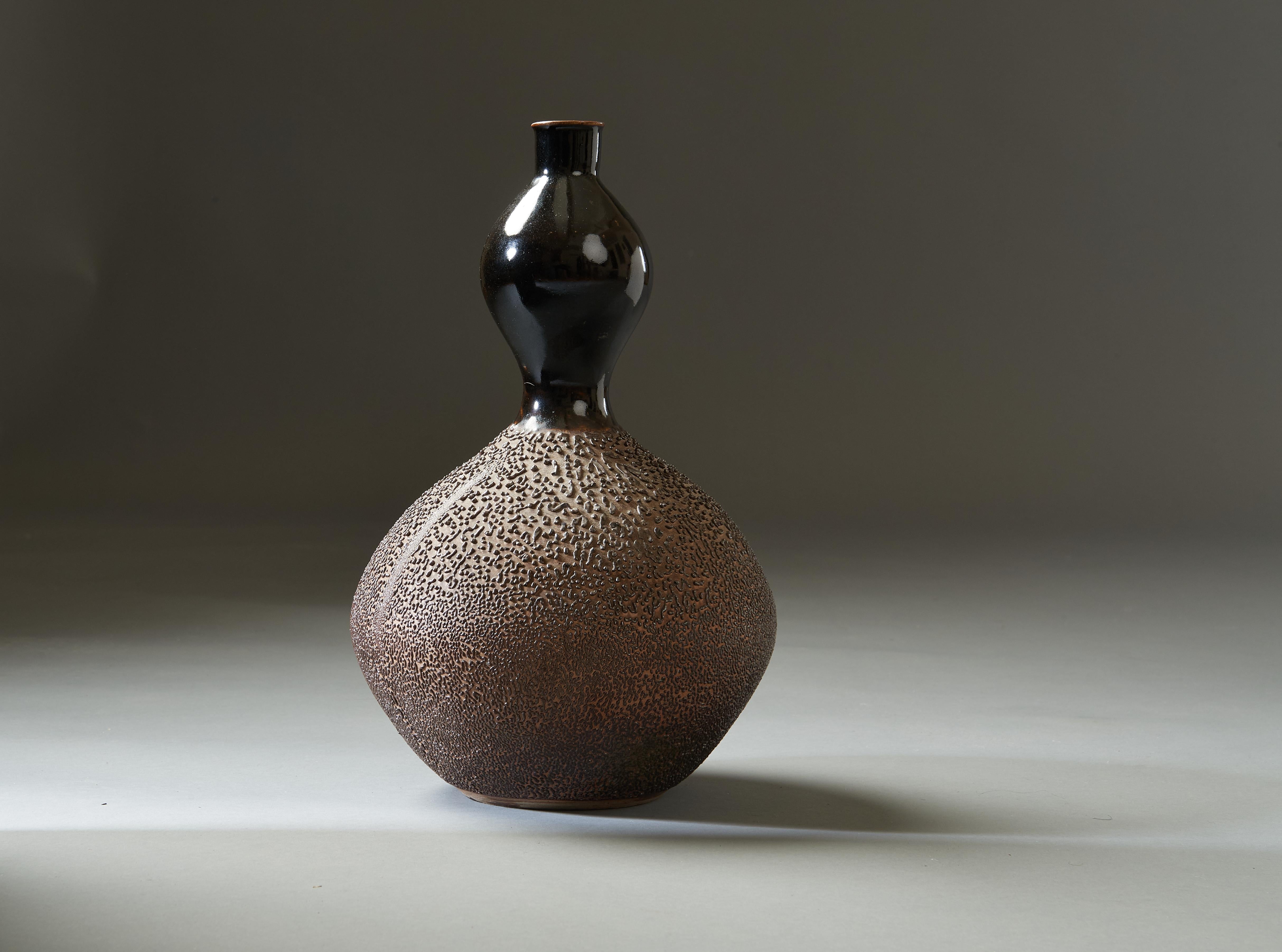 Graceful Japanese Gourd Vase, Black and Brown Glazed Textured Ceramic, 20th Cent For Sale 5