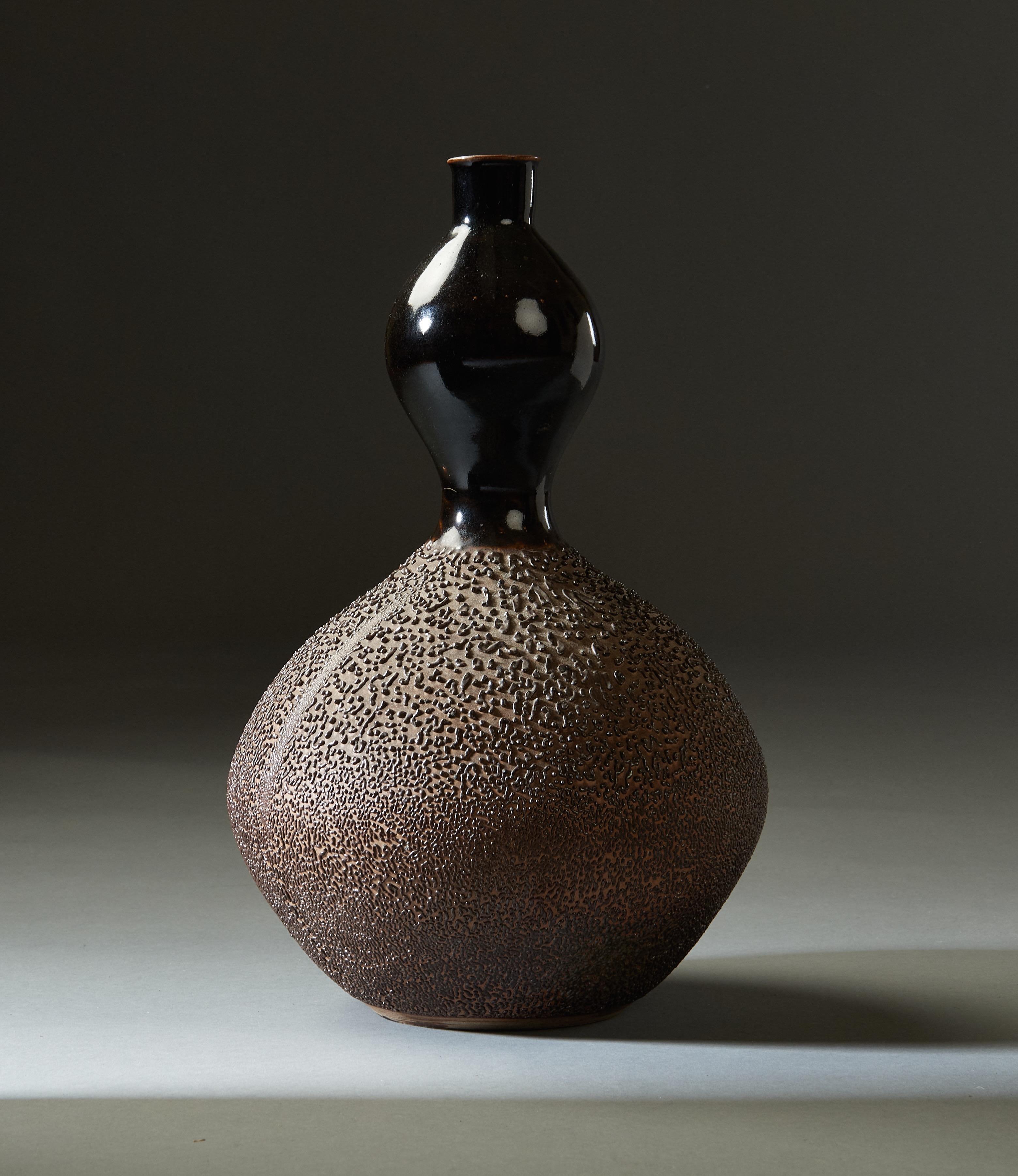 Graceful Japanese Gourd Vase, Black and Brown Glazed Textured Ceramic, 20th Cent For Sale 13