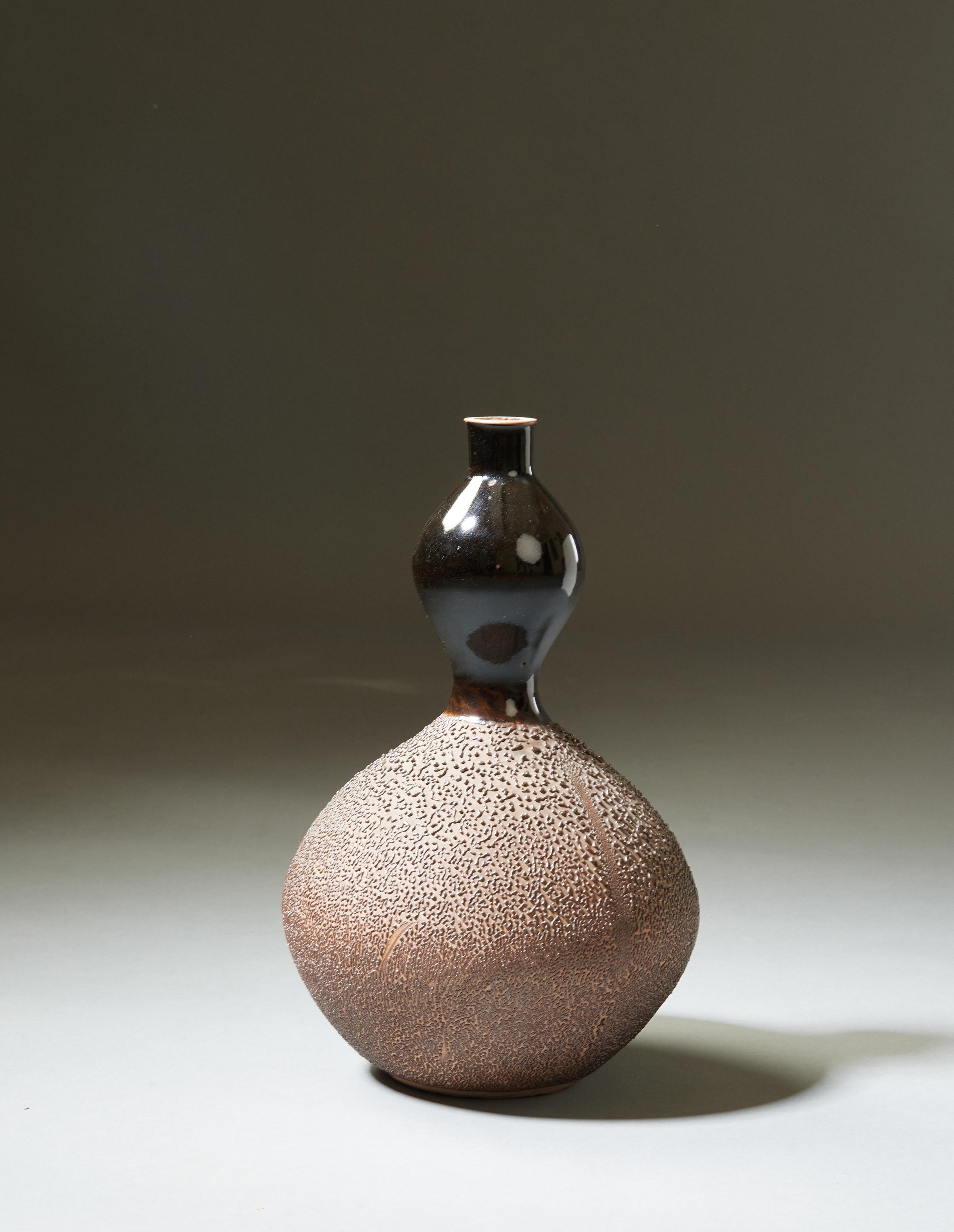 20th Century Graceful Japanese Gourd Vase, Black and Brown Glazed Textured Ceramic, 20th Cent For Sale