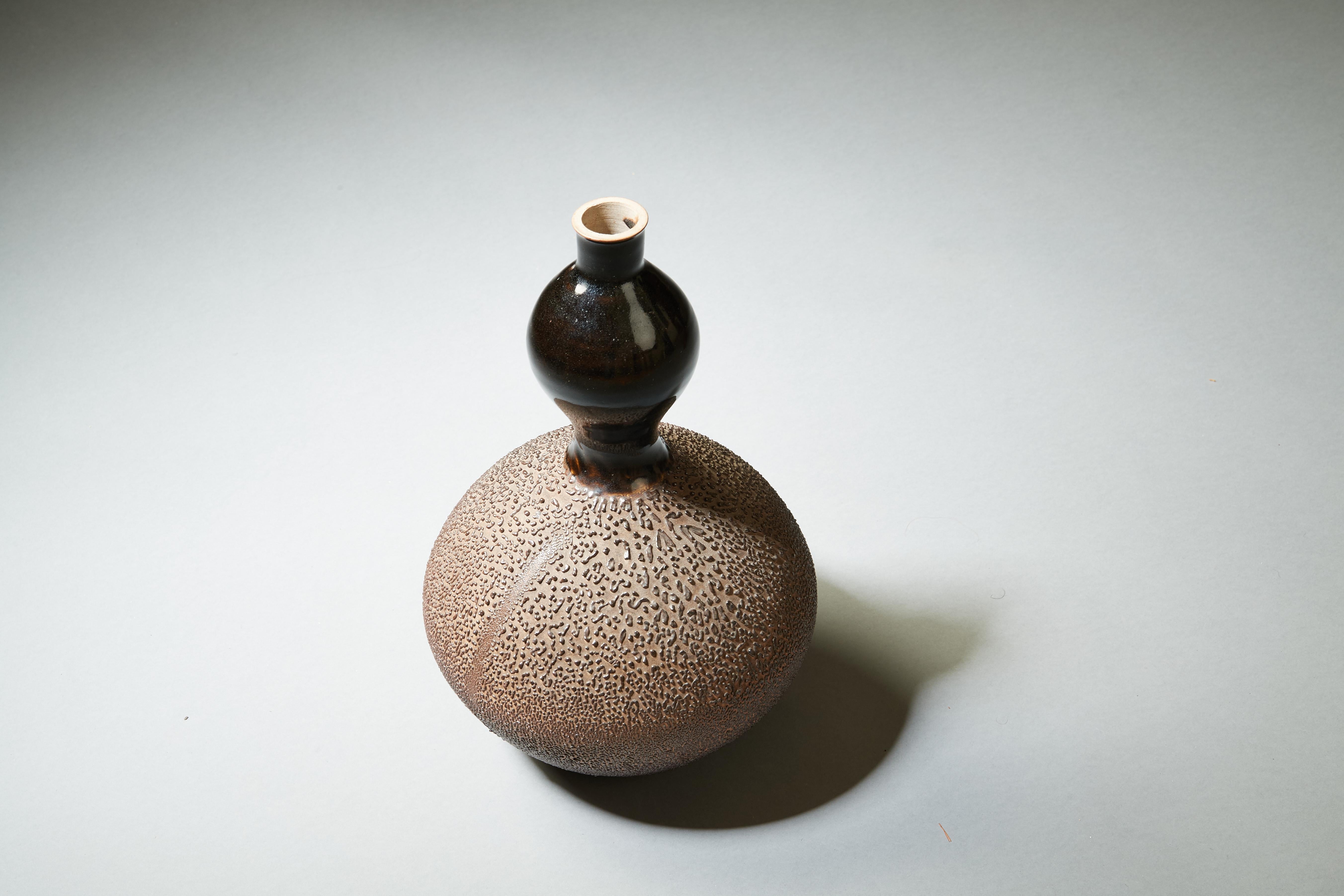 Stoneware Graceful Japanese Gourd Vase, Black and Brown Glazed Textured Ceramic, 20th Cent For Sale
