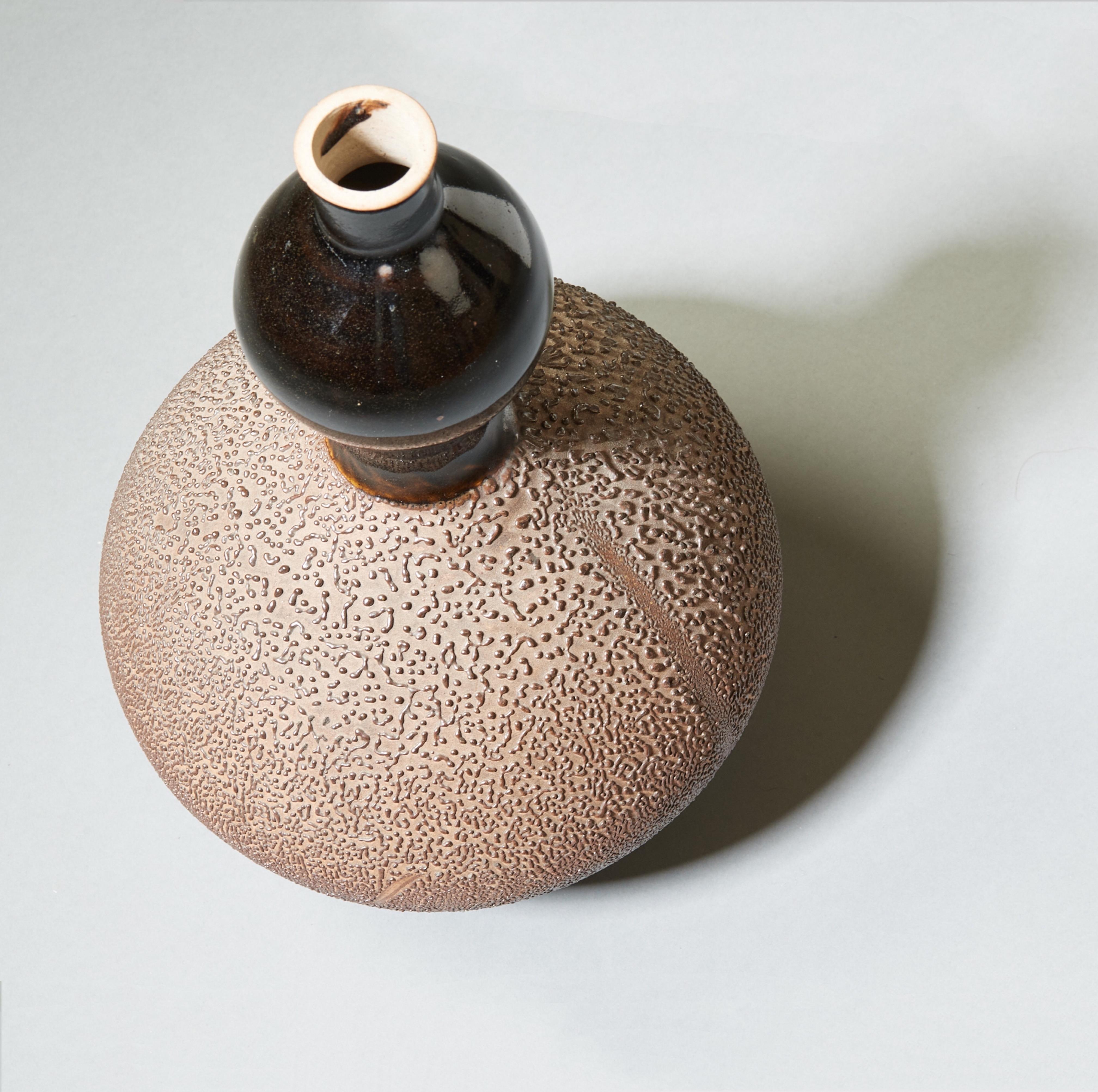 Graceful Japanese Gourd Vase, Black and Brown Glazed Textured Ceramic, 20th Cent For Sale 1