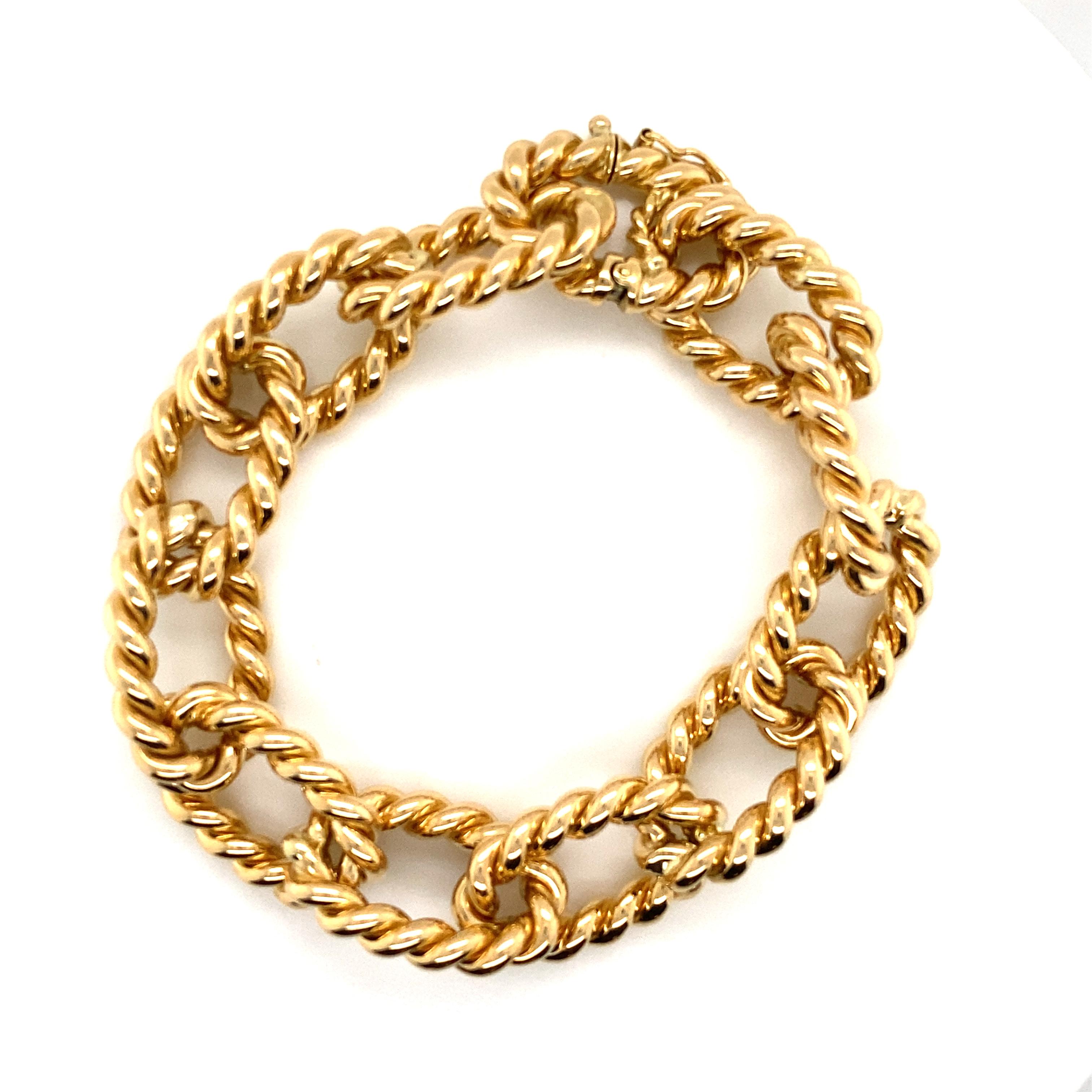 Gourmet Bracelet 18K Yellow Gold

Handmade twisted mesh with a spring clasp and double safety clasp to ensure its safety at the wrist.
length : 22 cm 