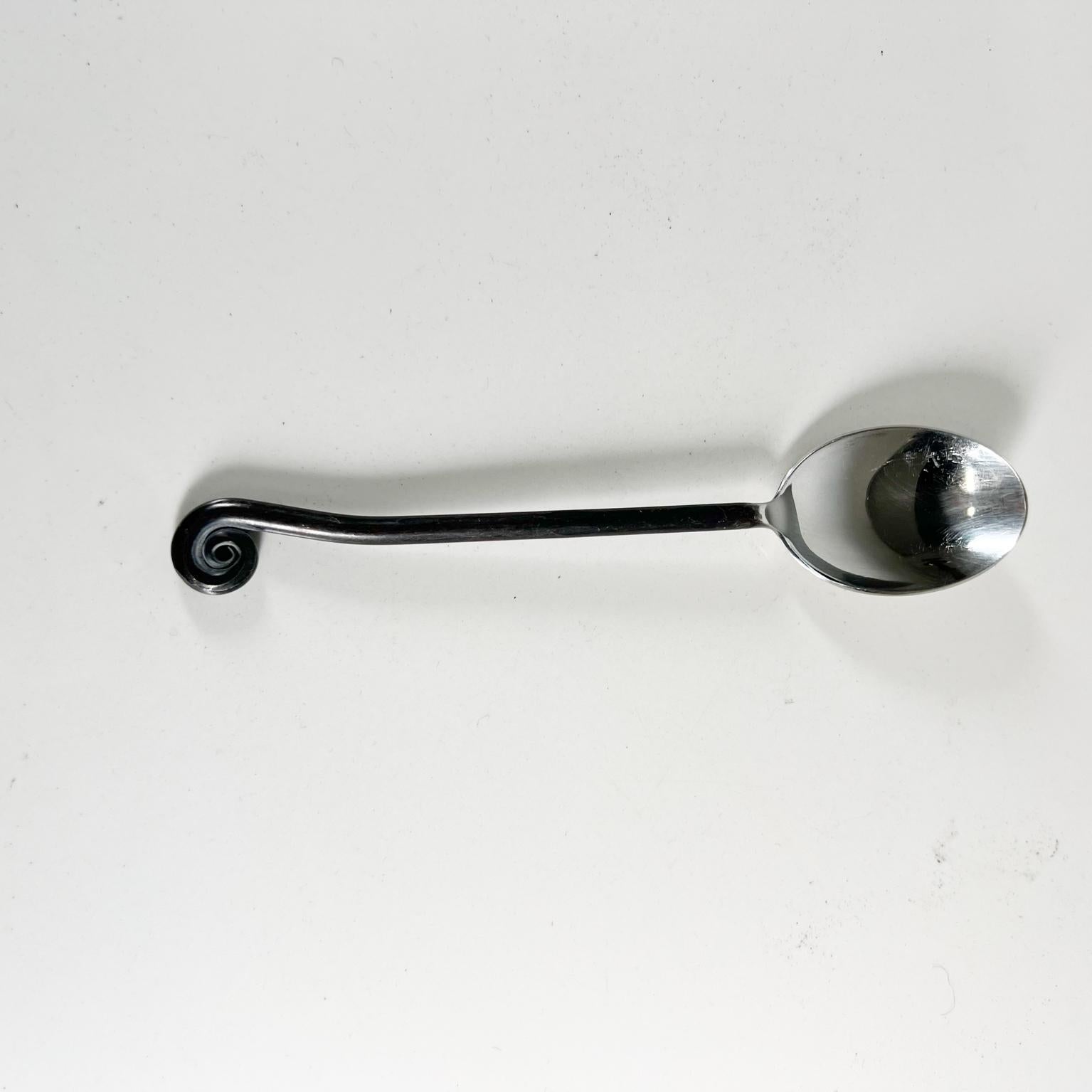 Ambianic presents.

Gourmet settings modern design sculptural treble clef spoon stainless steel flatware.
Maker stamped.
Measures: 7.25 long x 1.5 w x .25 tall.
Preowned unrestored original vintage.
See Images provided.

