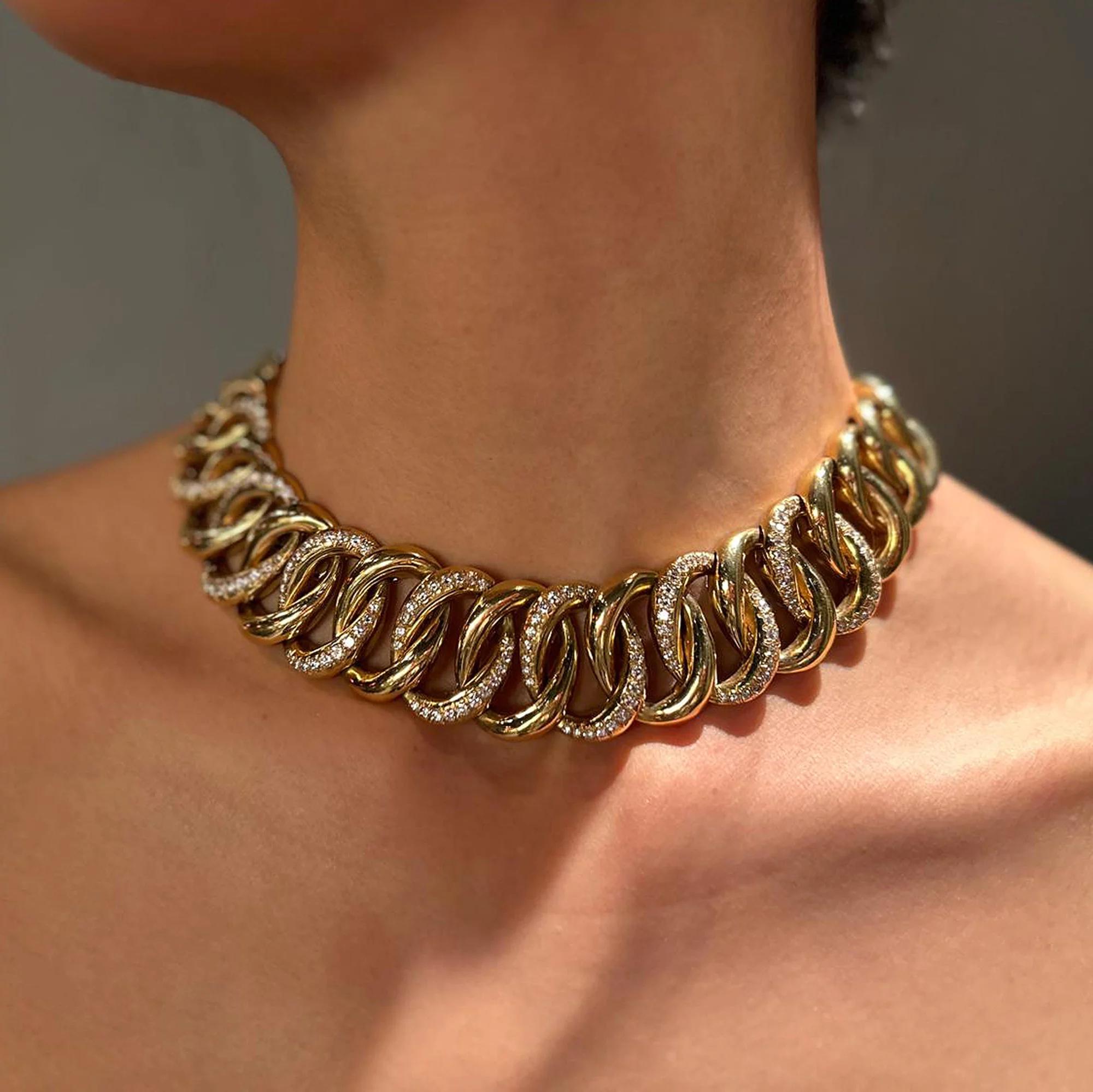 Gourmette Link Halskette
CIRCA 1980
Gelbgold und Diamanten im Brillantschliff
Bruttogewicht: 192,1 g
Halsumfang: 41 cm
Breite: 2,2 bis 2,8 cm
Italienische Arbeit
