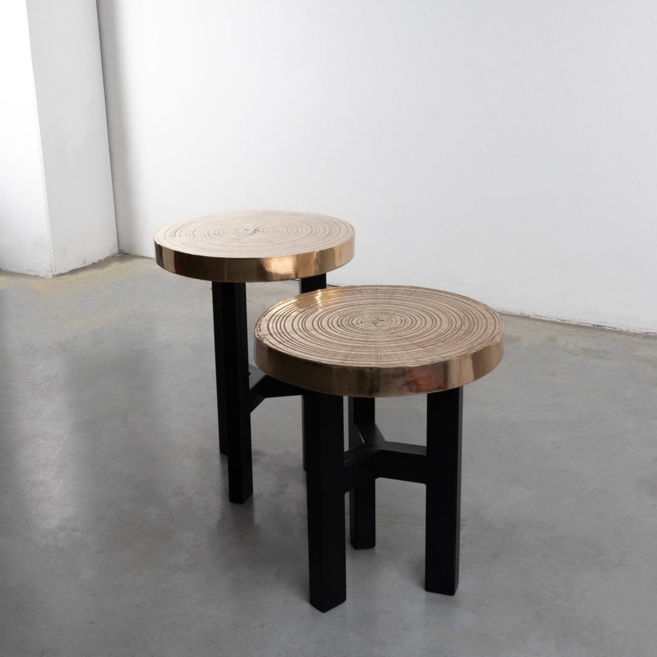 Pair of high tables in cast bronze of slightly different heights.
The top rests on a black painted steel tripod foot.
The model is named by the artist “Goutte d’eau” because it represents the impact of a drop of water crashing on a surface.
An