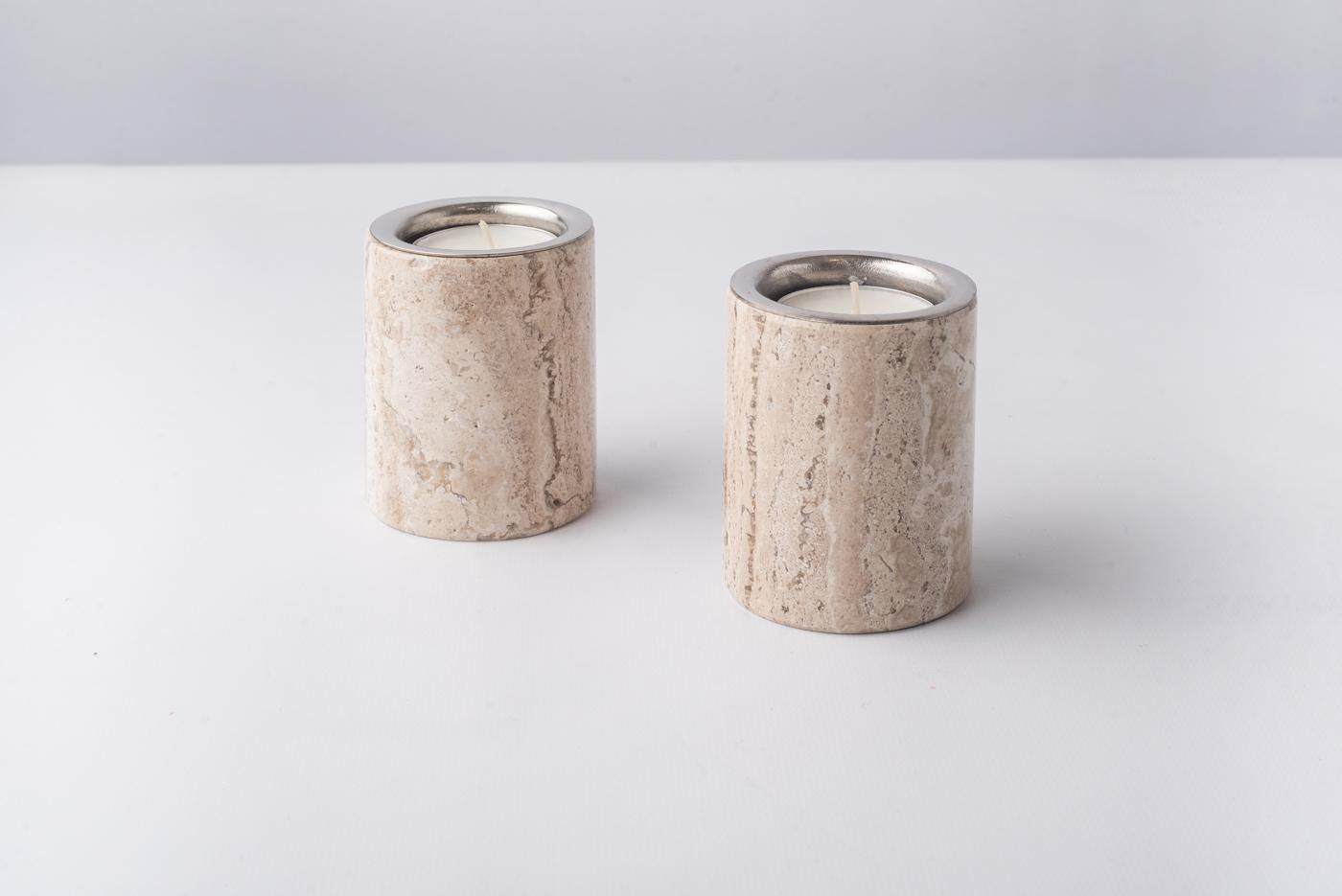 Moderne Gova - Porte-bougies en marbre travertin et laiton nickelé