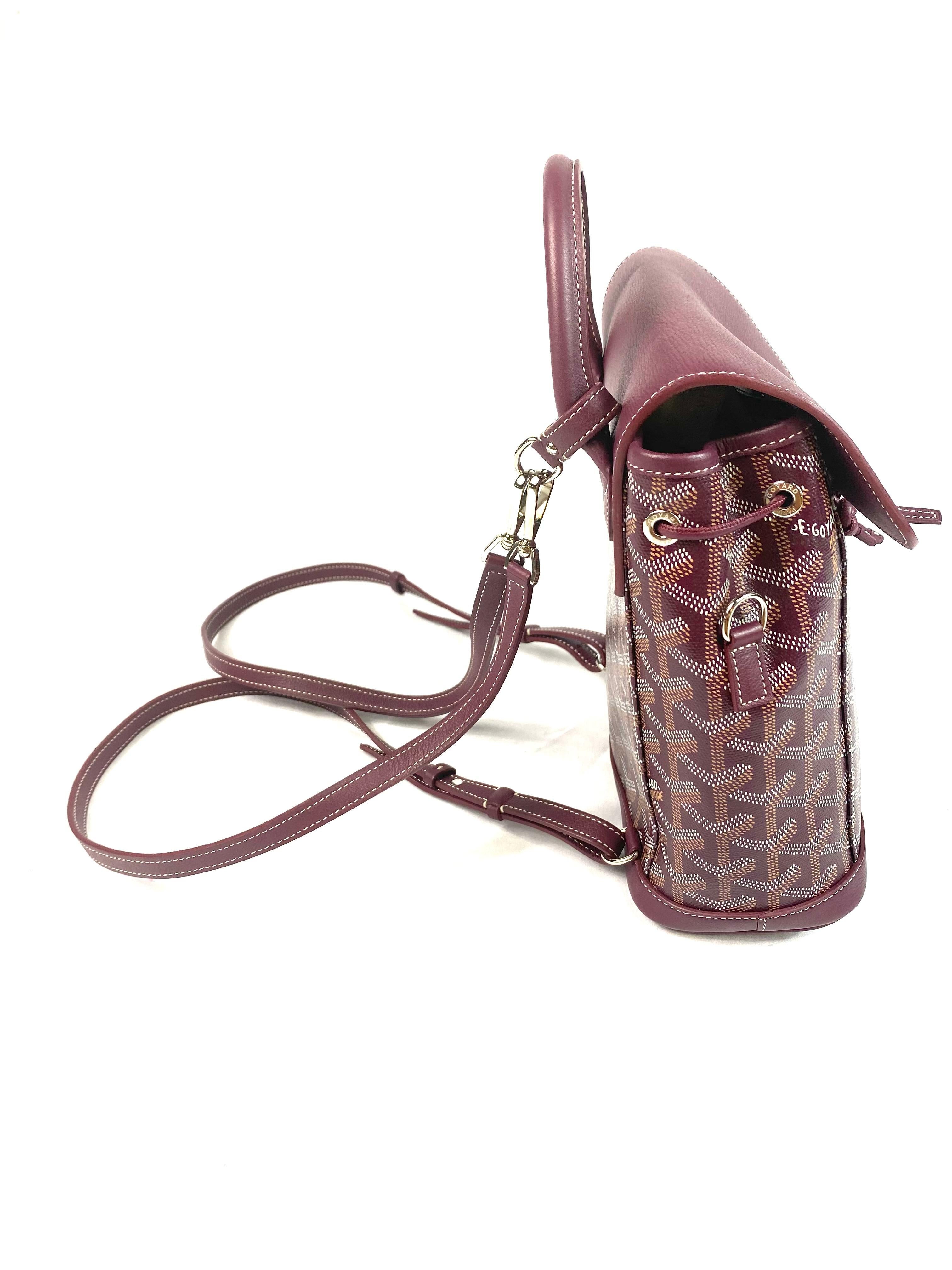 Detalles del producto:

La mochila tiene un exterior estampado goyard con asa superior (mide 4