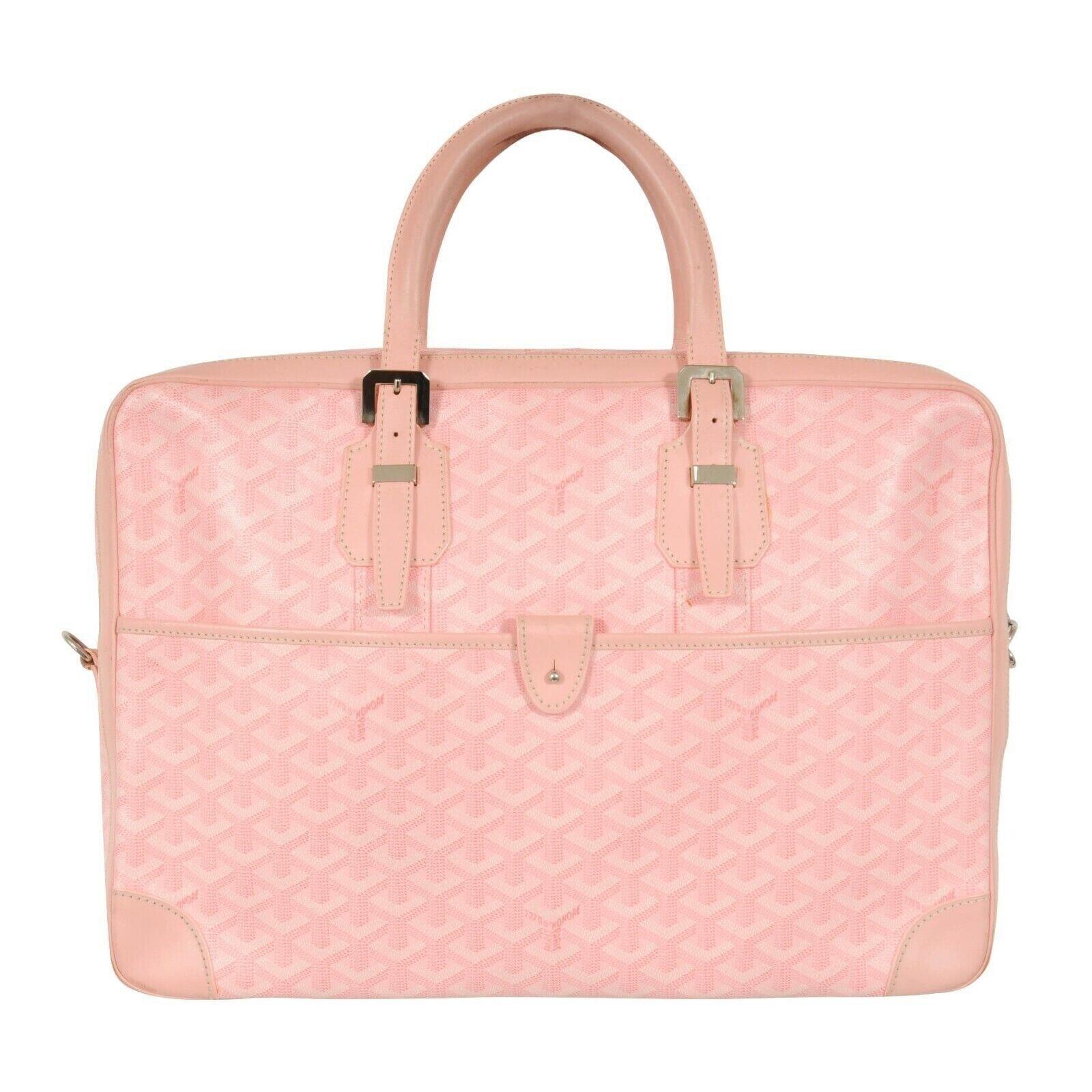 - Esterno rosa Goyard

- Cinghie regolabili in pelle

- Viene fornito con cinturino e lucchetto (estremamente raro da trovare con un cinturino per il corpo/la spalla). 



Condizioni: 

-  La valigetta è in condizioni generali discrete, senza grandi