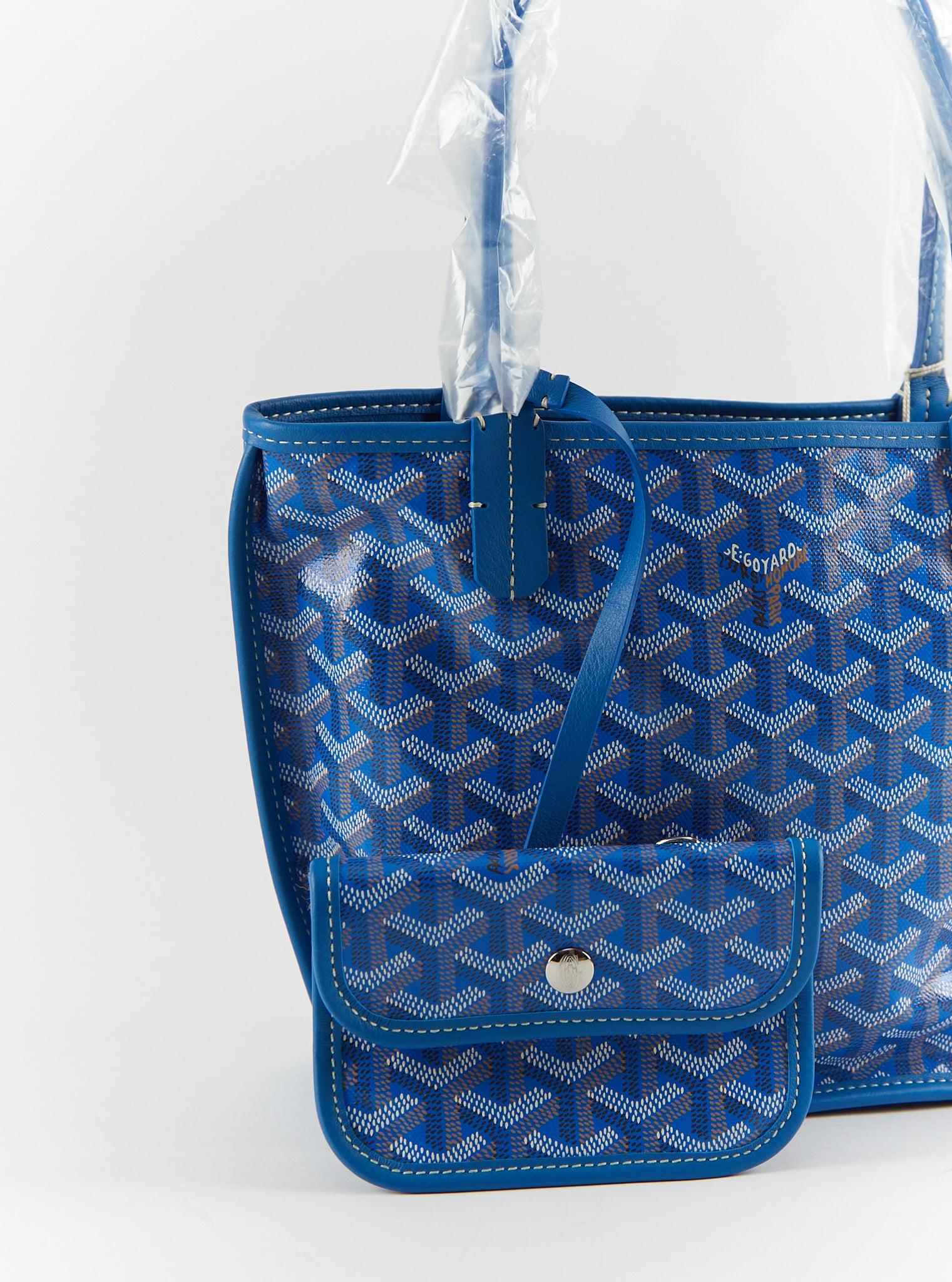 Goyard Anjou Mini Bag in Sky Blue

Chevroches Calfskin Leather & Goyardine Canvas

Detachable inner pouch

Accompanied by: Dustbag

Dimensions: 20 x 10 x 20 cm