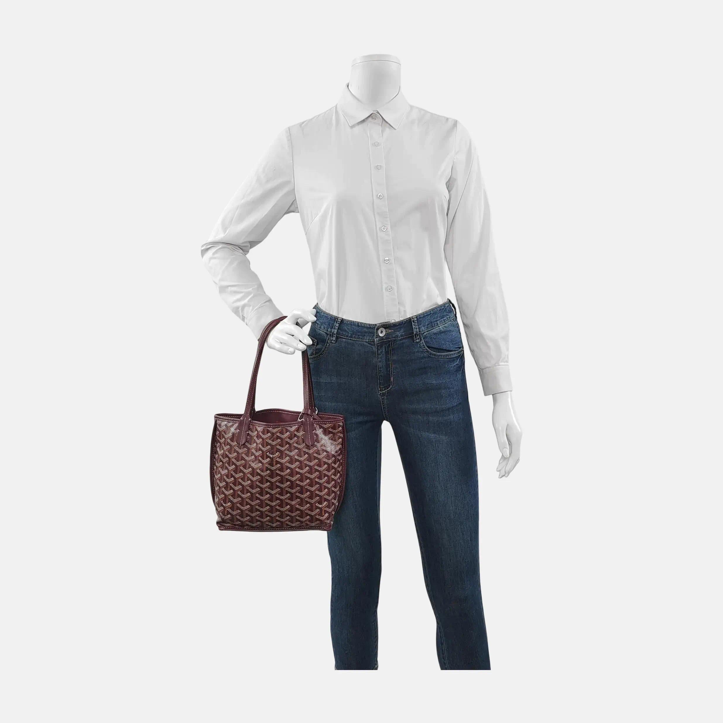 Diese Goyard Anjou Tote mini ist eine Ikone der französischen Handwerkskunst. Die Tasche ist wendbar und mit luxuriösem, weichem Lammleder gefüttert. Mit diesem zeitlosen Accessoire werten Sie Ihren Alltagsstil auf.

ZUSTAND: WIE NEU

Dieser