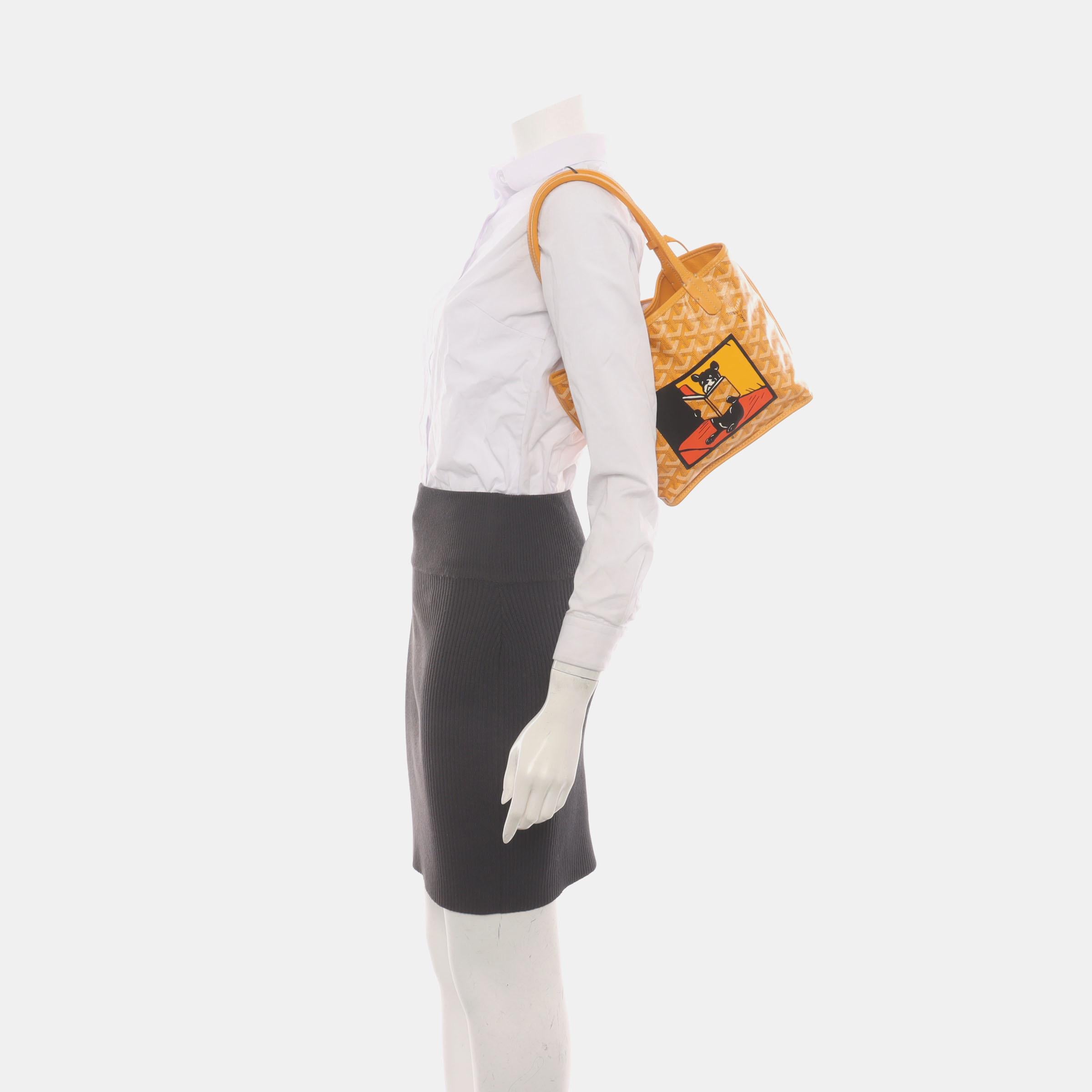 Diese Goyard Anjou Tote mini ist eine Ikone der französischen Handwerkskunst. Die Tasche ist wendbar und mit luxuriösem, weichem Lammleder gefüttert. Mit diesem zeitlosen Accessoire werten Sie Ihren Alltagsstil auf.

ZUSTAND: AUSGEZEICHNET

Leichte