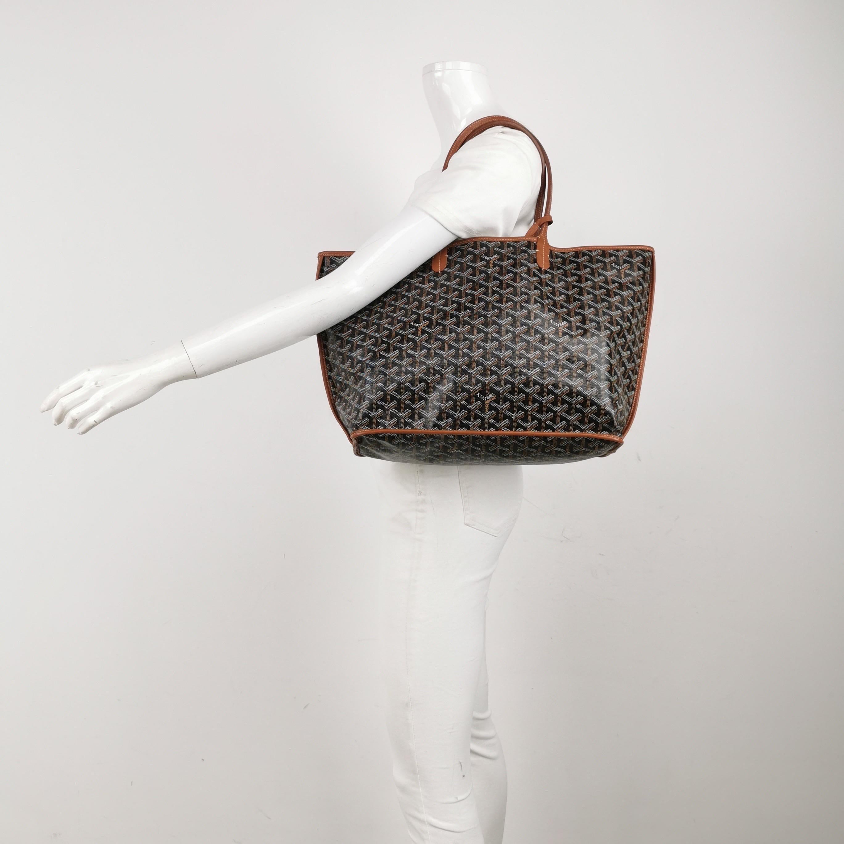 Diese Goyard Anjou Tote PM ist eine Ikone französischer Handwerkskunst, die fachmännisch aus dem kultigen beschichteten Goyardine-Canvas gefertigt wurde. Die Tasche ist wendbar und mit luxuriösem, weichem Lammleder gefüttert.

ZUSTAND: