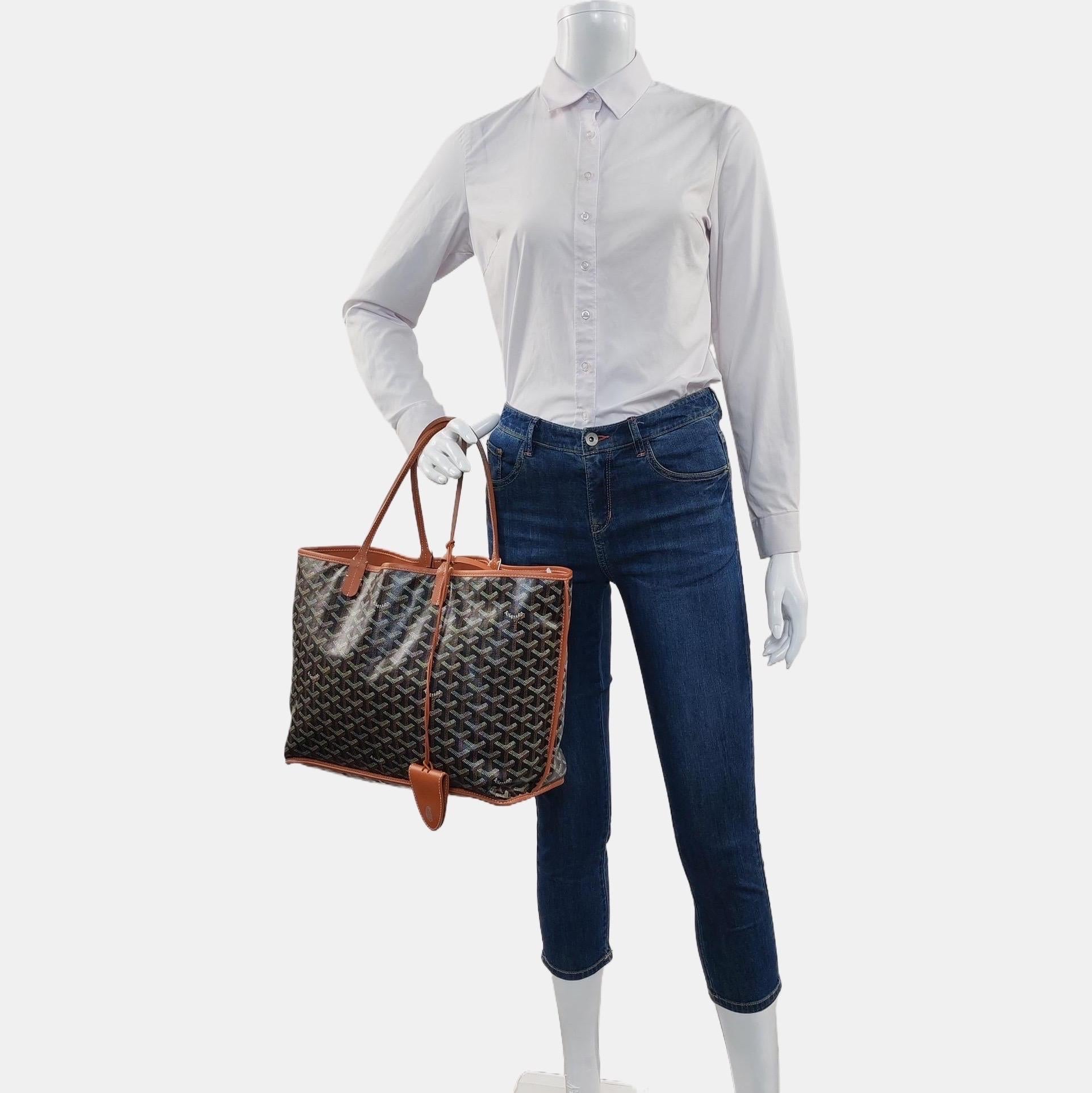 Diese Goyard Anjou Tote PM ist ein ikonisches Stück französischer Handwerkskunst, das fachmännisch aus dem ikonischen beschichteten Goyardine-Canvas gefertigt wurde. Die Tasche ist wendbar und mit luxuriösem, weichem Lammleder gefüttert.

ZUSTAND: