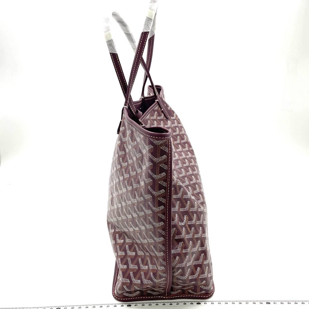 Goyard Anjou PM Medium Tote Burgundy Reversible Leather Lining
Il s'agit de photos professionnelles du sac offert par Luxbags.
Ce fourre-tout Goyard Anjou PM est une pièce emblématique de l'artisanat français, confectionnée de manière experte dans