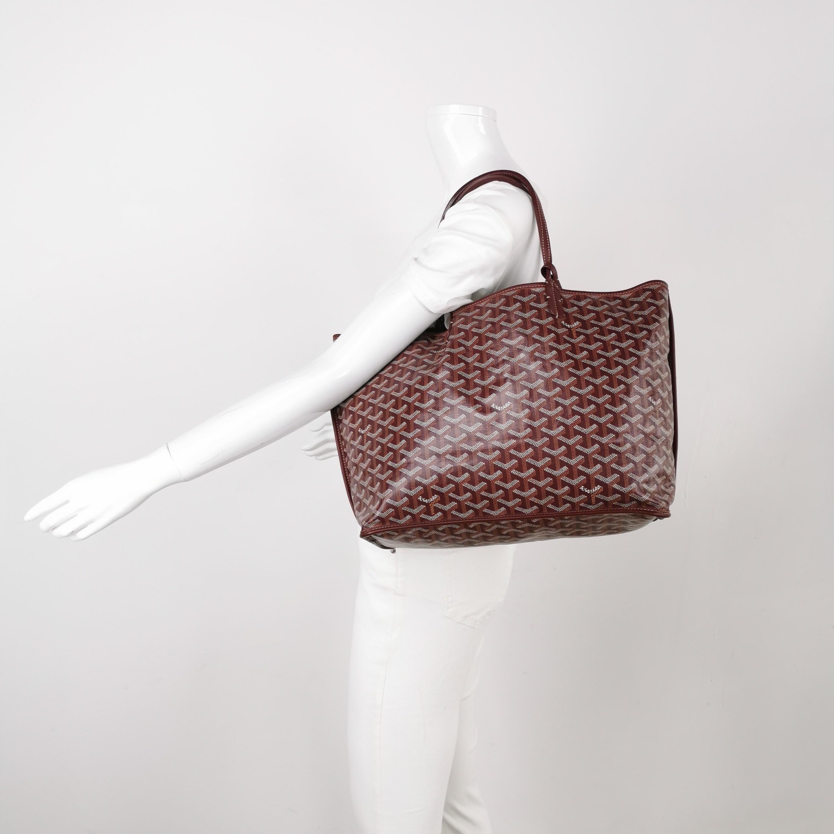 This Goyard Anjou Tote PM is an iconic piece of French craftsmanship, expertly fashioned from highly coveted grey leather. The tote is reversible, lined with luxuriously soft lambskin leather. 

CONDITION: EXCELLENT

In very good condition with
