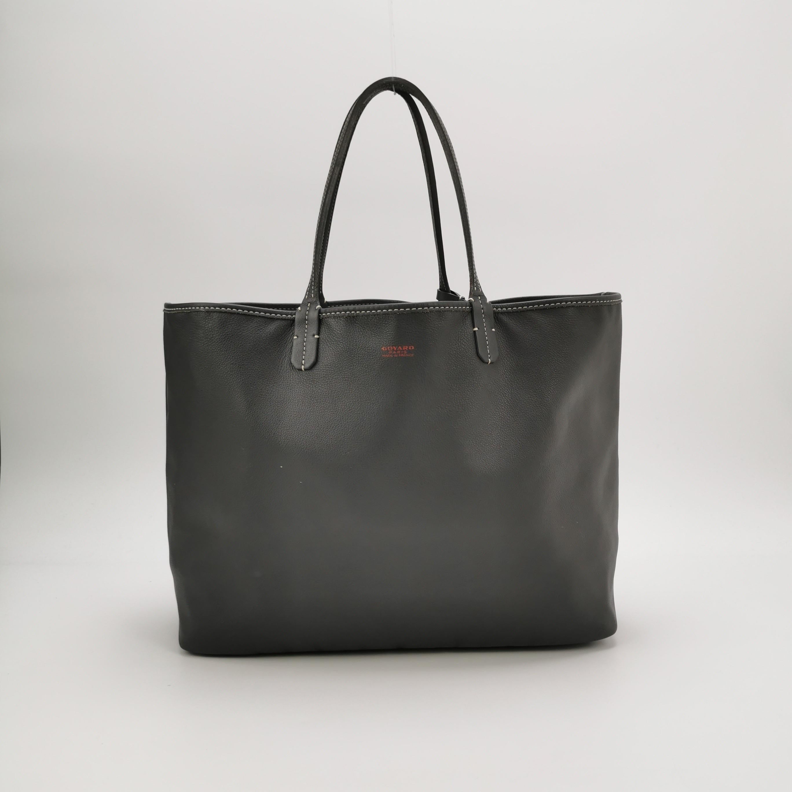 Goyard Anjou PM Medium Tote Gris Forro de piel reversible
 Estas son fotos profesionales de la bolsa real ofrecida por Luxbags.
 Este Tote PM Goyard Anjou es una pieza icónica de la artesanía francesa, confeccionada con maestría en la codiciada piel