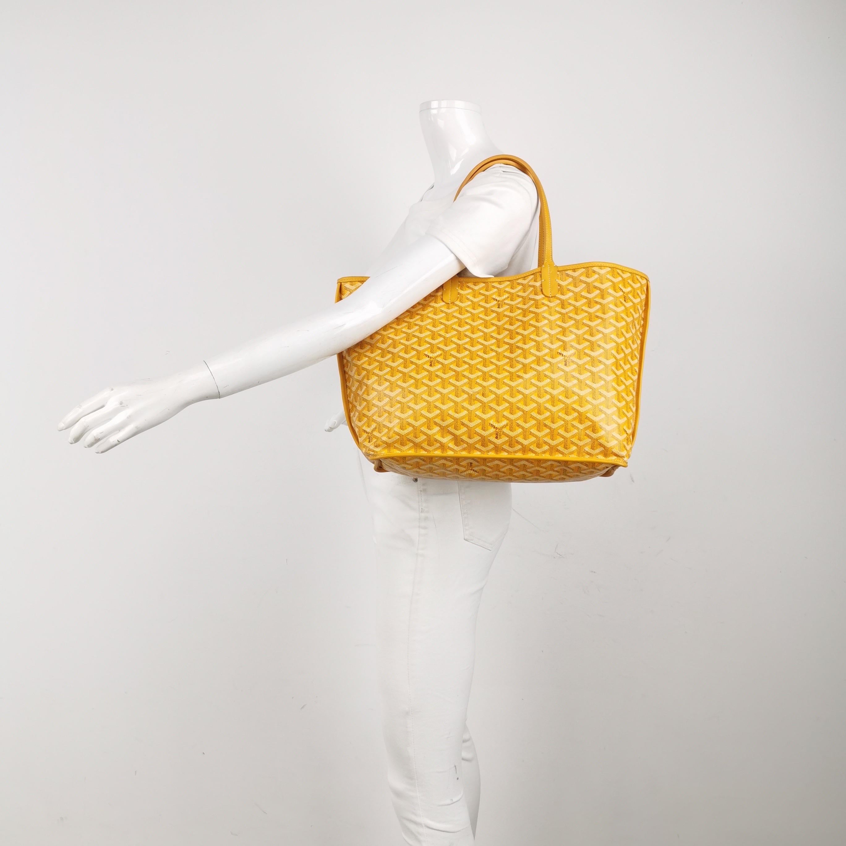 Questa Goyard Anjou Tote PM è un pezzo iconico dell'artigianato francese, sapientemente realizzato con l'ambita pelle grigia. La tote è reversibile ed è foderata in morbida pelle di agnello.

CONDIZIONE: ECCELLENTE

Questa tote Goyard usata è in