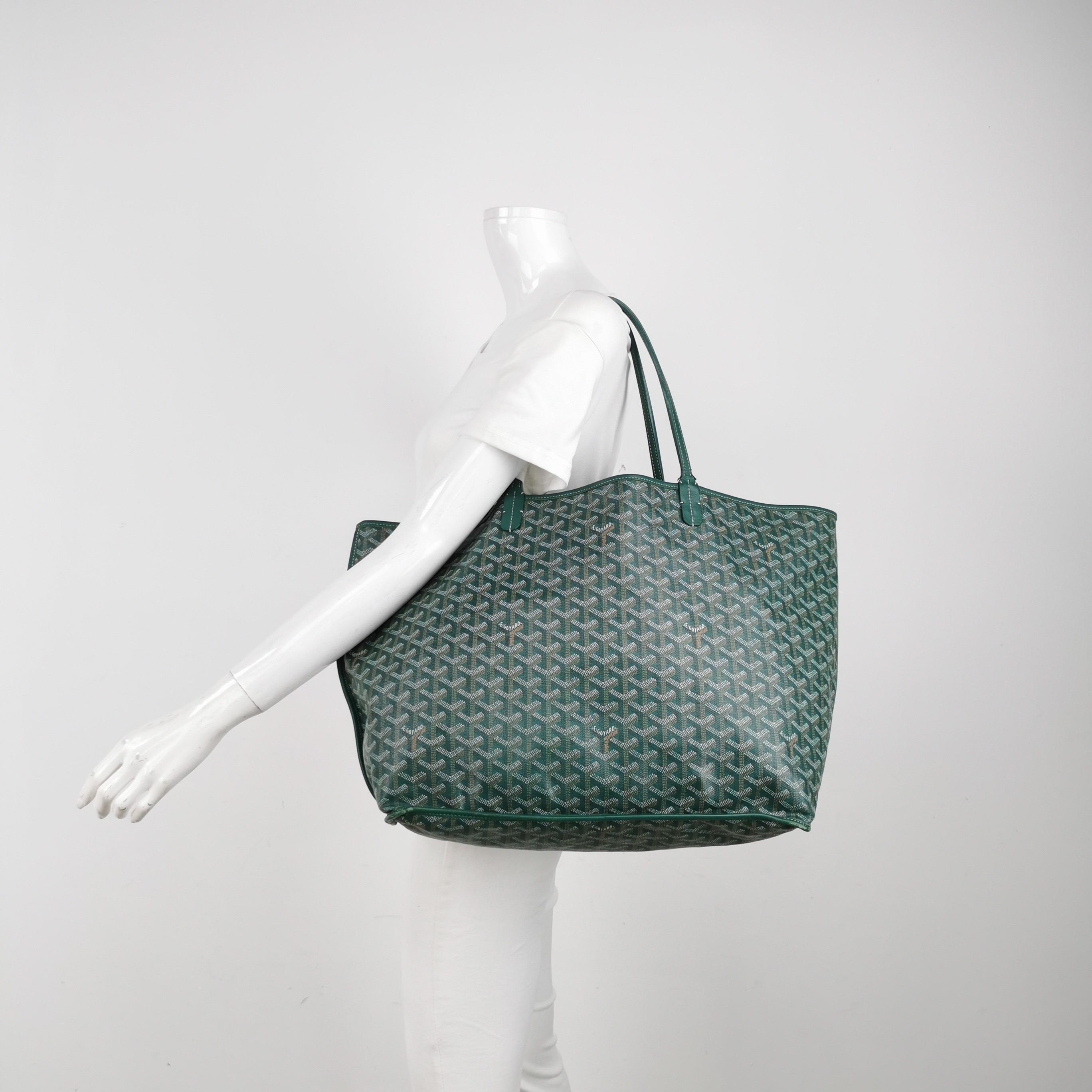 This Goyard Anjou Tote is an iconic piece of French craftsmanship, expertly fashioned from highly coveted grey leather. The tote is reversible, lined with luxuriously soft lambskin leather, and is in very good condition with light signs of scuffing