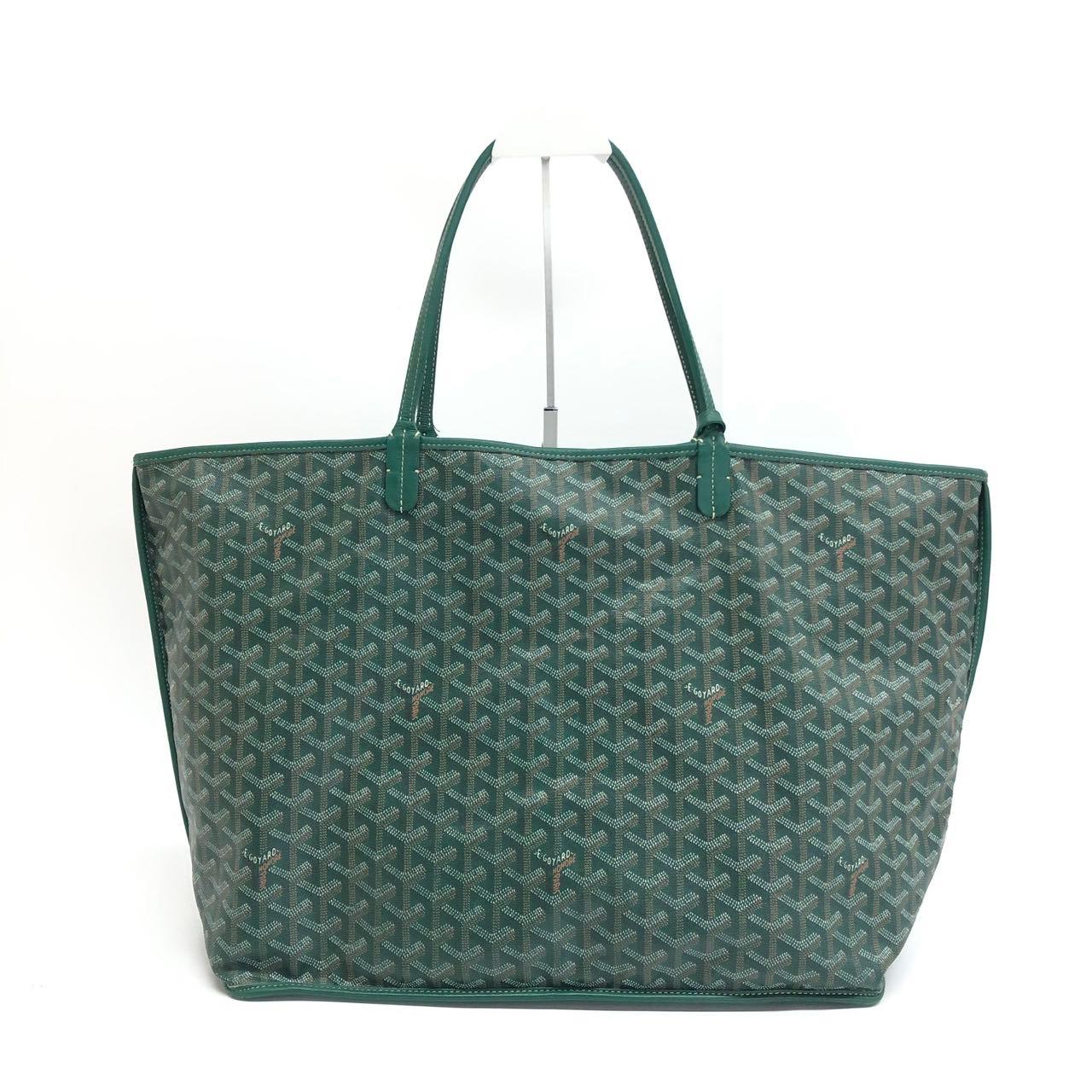 Ce sac à main Goyard Anjou est une pièce emblématique de l'artisanat français, confectionnée avec expertise dans un cuir gris très convoité. Le fourre-tout est réversible, doublé de cuir d'agneau luxueusement doux, et est en très bon état avec de