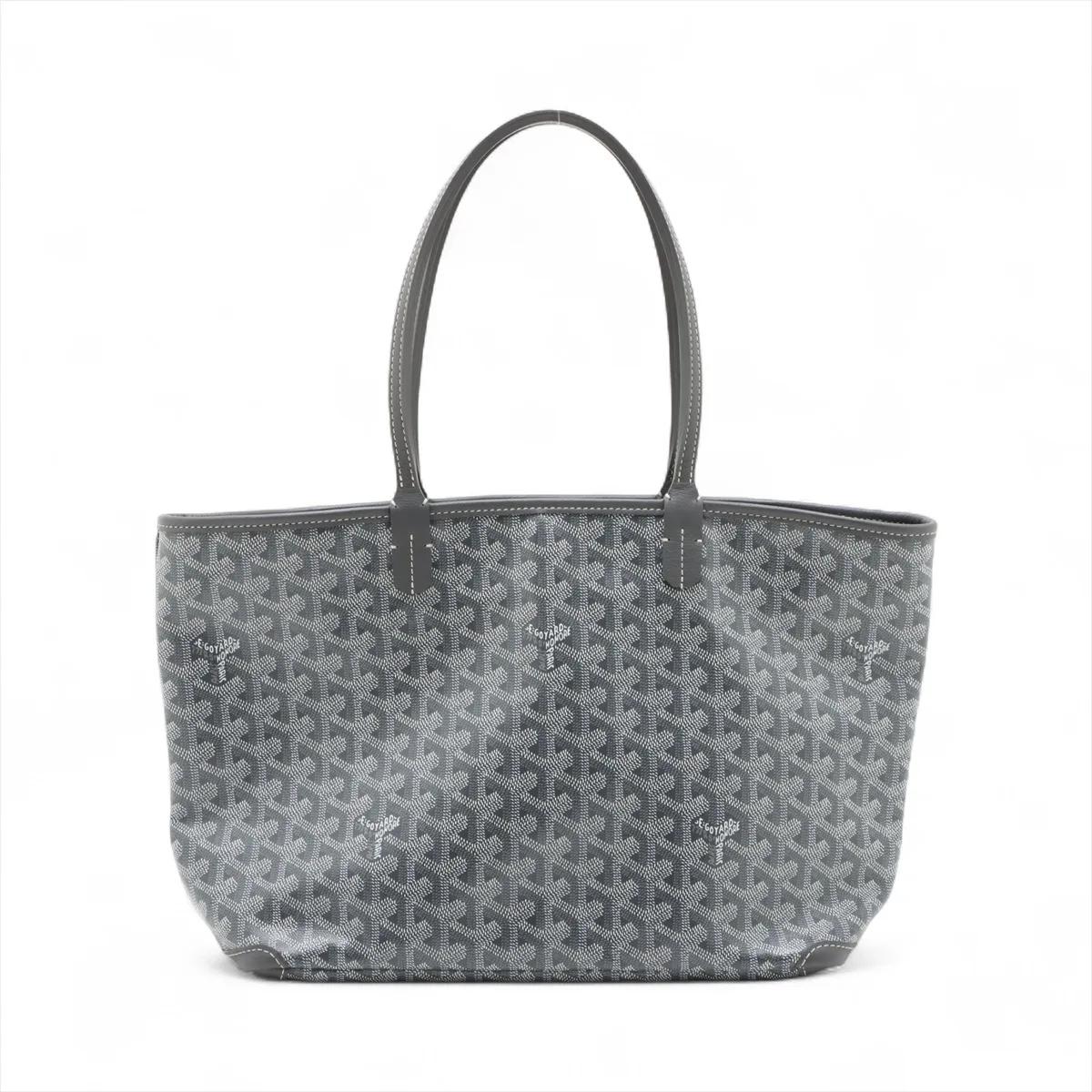El Bolso Tote Goyard Artois PM Gris es una pieza atemporal y práctica que muestra la artesanía característica de la marca y su discreta elegancia. Confeccionado con la emblemática lona Goyardine y ribeteado en piel natural, este bolso rebosa