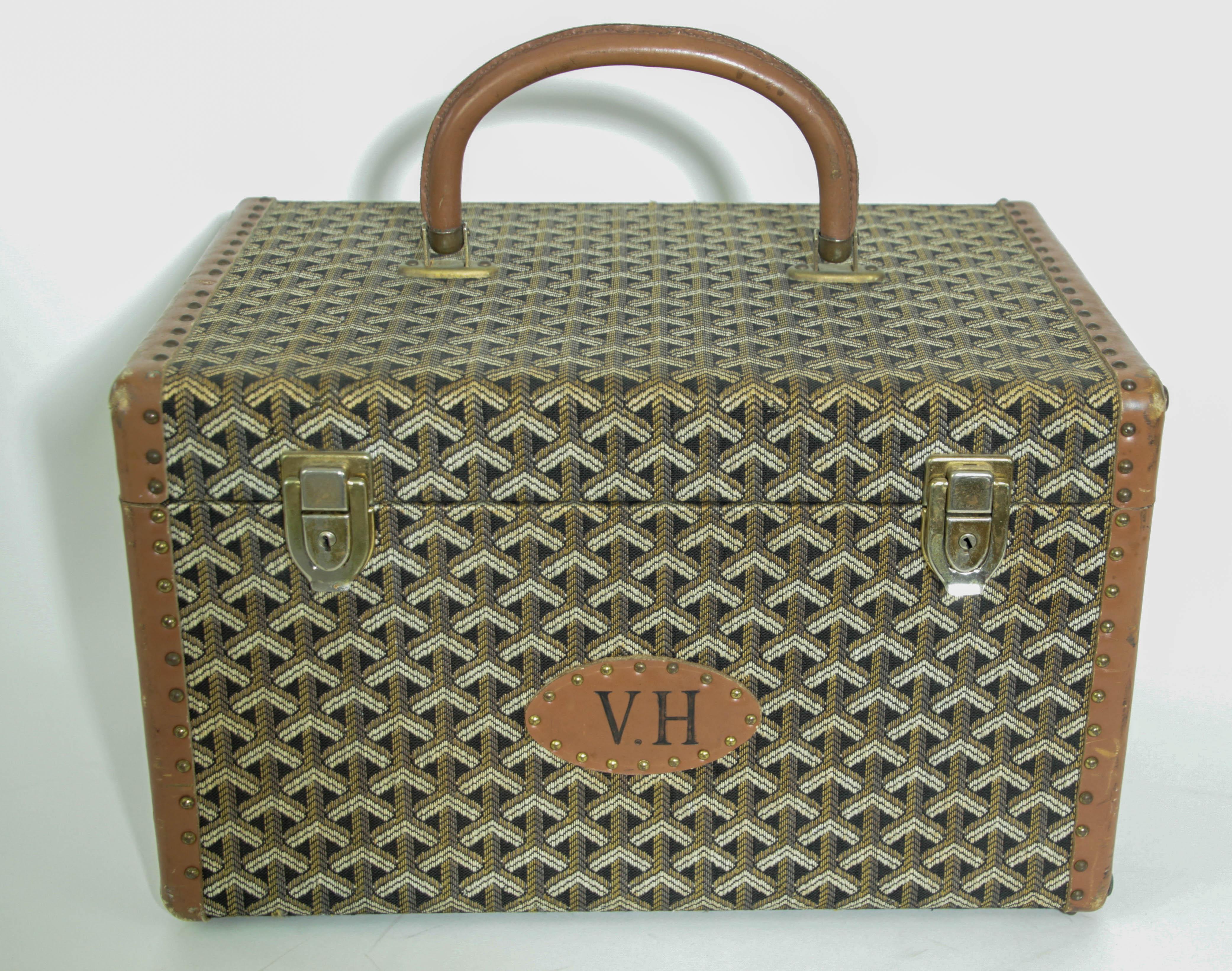 Seltene und exquisite Goyard-Schmuckkoffer, -Zugkoffer oder -Truhen - ein wahrer Vintage-Schatz, der ebenso luxuriös wie zeitlos ist. Dieses ikonische Stück von Goyard zeigt die berühmte Handwerkskunst der Marke, mit dem charakteristischen