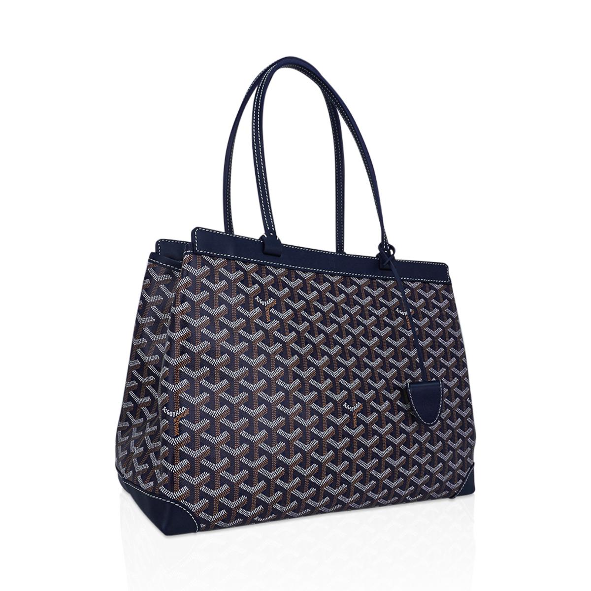 Mightychic offers a Goyard Bellechasse Biaude Navy Blue tote bag.
A perfect tote for fun and work!
Classic signature chevron print and calfskin leather.
Croc clasp keeps tote secure and closed.
One inside pocket and biaude cover to protect contents