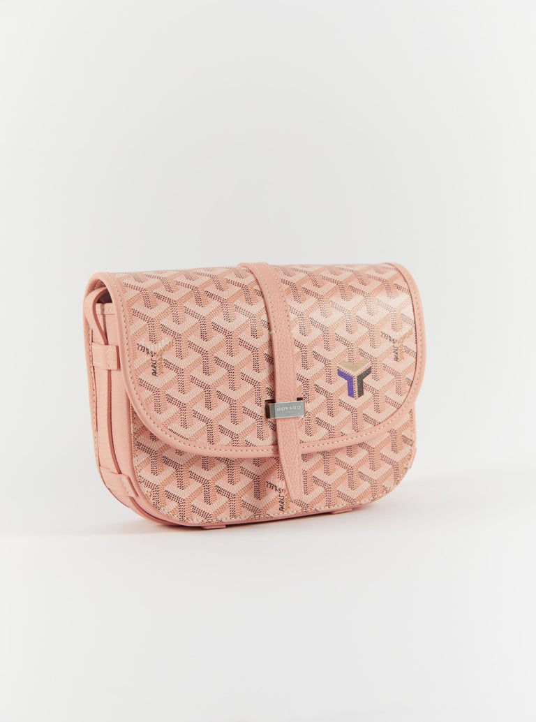 Goyard Belvedere Flap Bag in Pink

Decize Taurillon Leather & Goyardine Canvas

Accompanied by: Box and dustbag

Dimensions: 22 cm x 7 cm x 16 cm