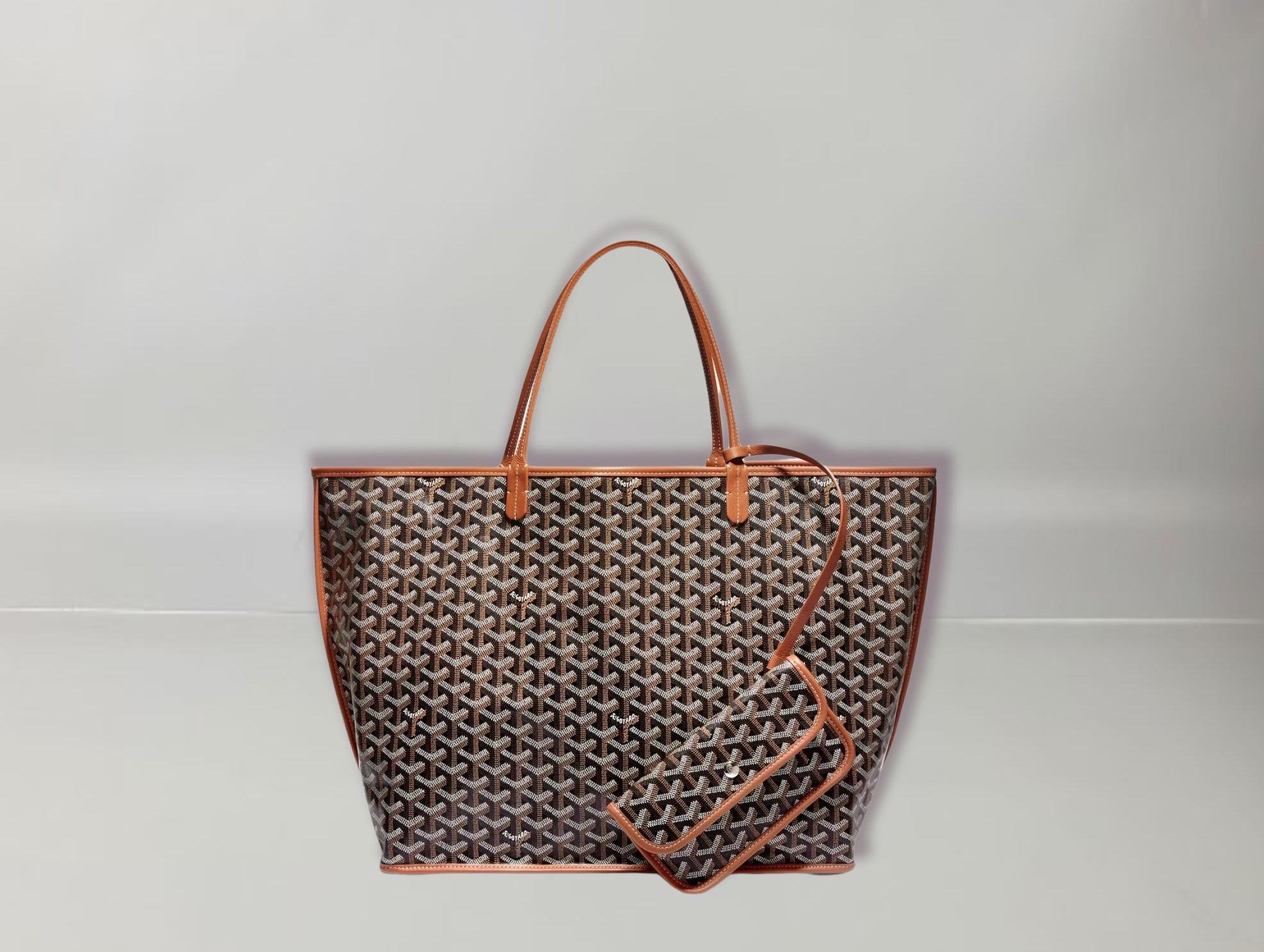 Le sac Goyard n'a pas de boîte en carton  est livré avec un sac à poussière et une carte d'authenticité
Le sac Anjou GM est un clin d'œil à notre emblématique sac Saint Louis mais dans une version en cuir doublée de Goyardine. Réversible, il