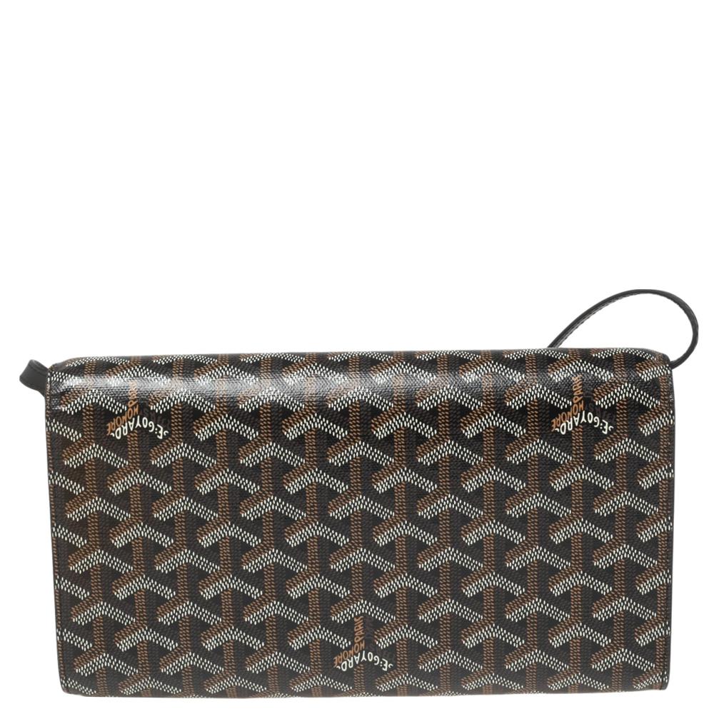 Luxuriously crafted by the experts at Goyard, this Monte Carlo Bois bag is a must-have accessory for fashion lovers. Crafted in Goyardine coated canvas, this bag carries a sleek silhouette with a wood trim and silver-tone studs on the flap. The