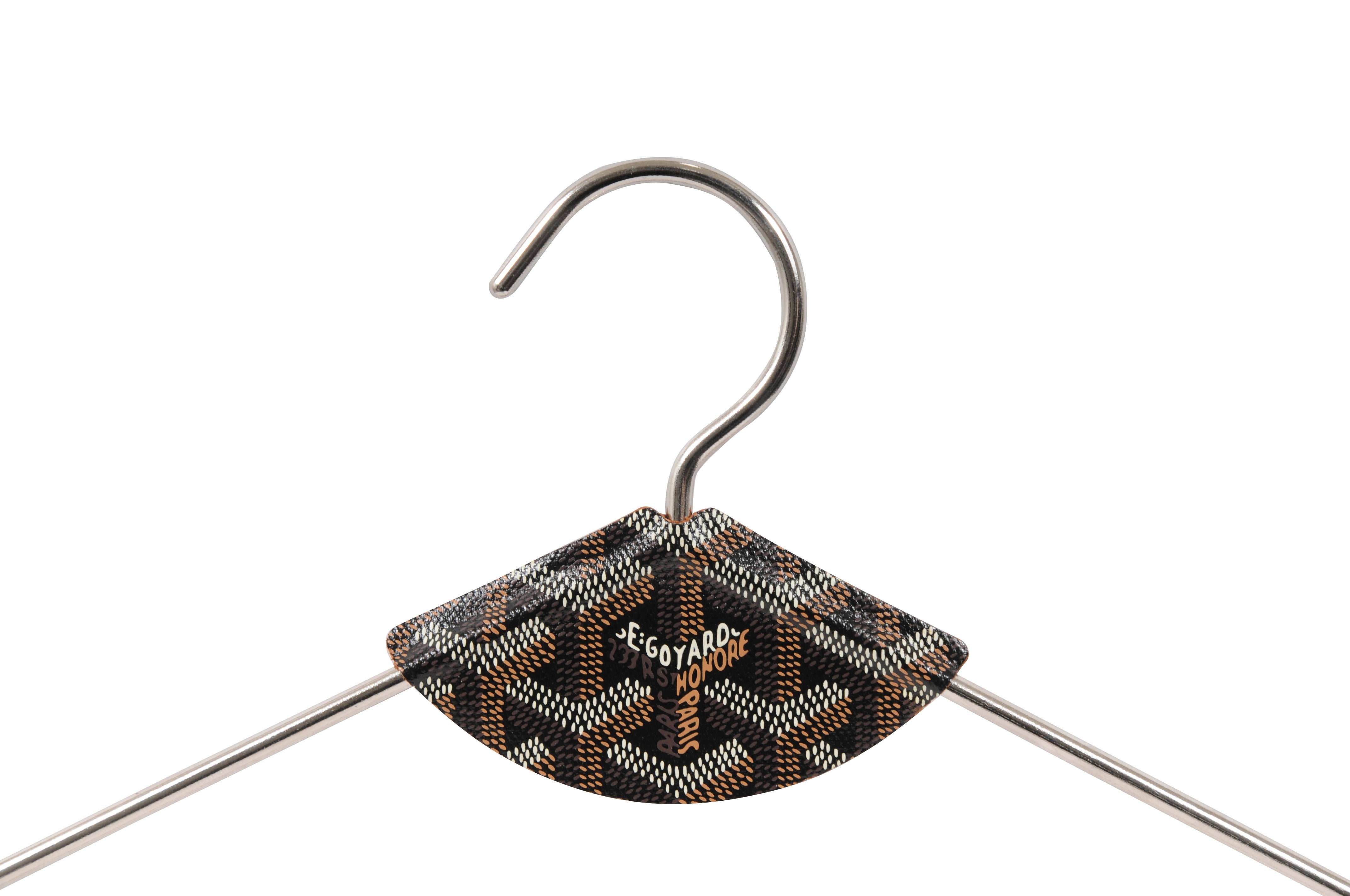 - Pelle di goyardine nera e marrone

- Gancio in metallo



Condizioni: 

La gruccia è in ottime condizioni e non presenta alcuna imperfezione. 