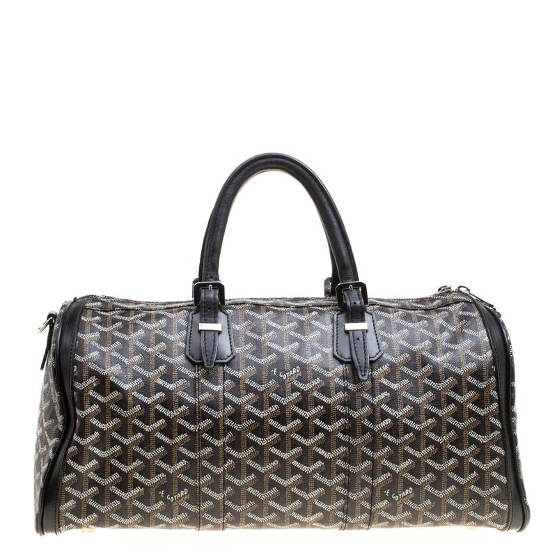 We are showering our love on this Croisiere 40 satchel from Goyard as it is limited and utterly gorgeous. The bag is marked by qualities such as refined craftsmanship and first-rate classic style. It is crafted from their chevron canvas and features
