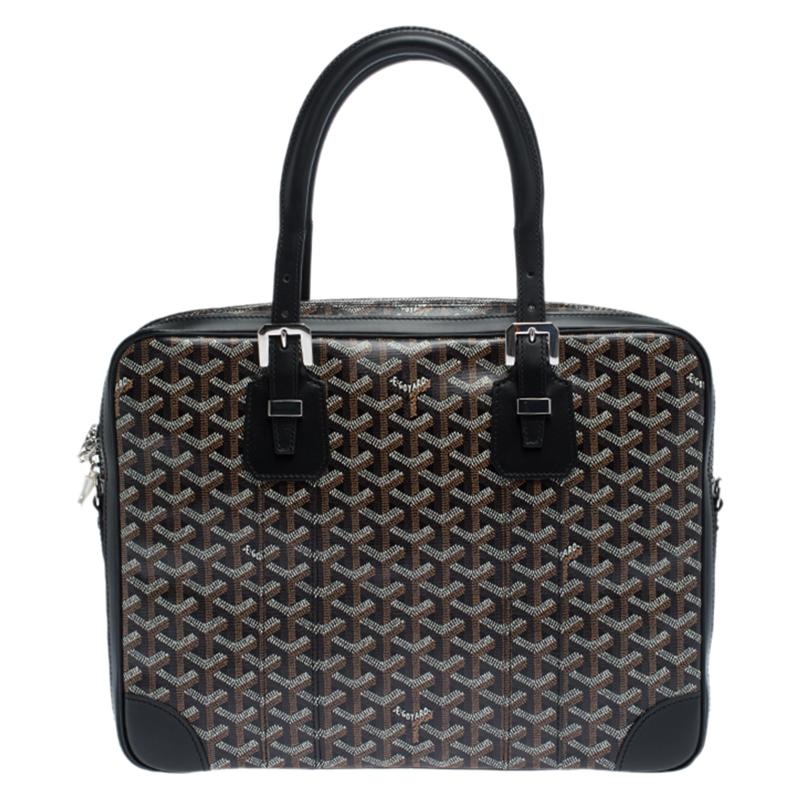 Una marca que sigue prosperando con los mejores elogios de la gente, la Maison Goyard es un buen testimonio del lujo actual. Los diseños de la marca son limitados y están hechos con la más pura forma de artesanía. Este PM Ambassade está