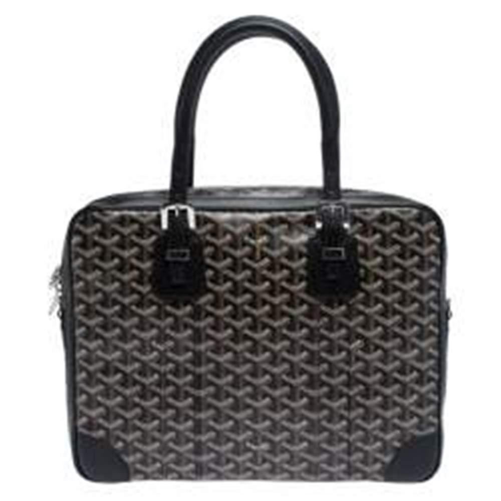 A brand that continues to thrive with the best of praises from people, Maison Goyard is a fine testament of luxury today. The brand's designs are limited and made with the purest form of craftsmanship. This Ambassade PM is crafted from their