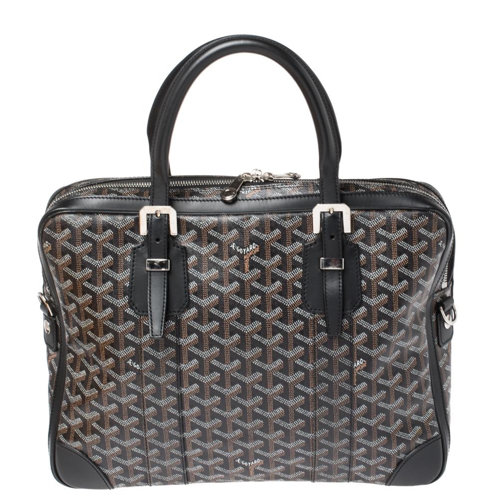 A brand that continues to thrive with the best of praises from people, Maison Goyard is a fine testament of the today. The brand's designs are limited and made with the purest form of craftsmanship. This Ambassade PM is crafted from their Goyardine