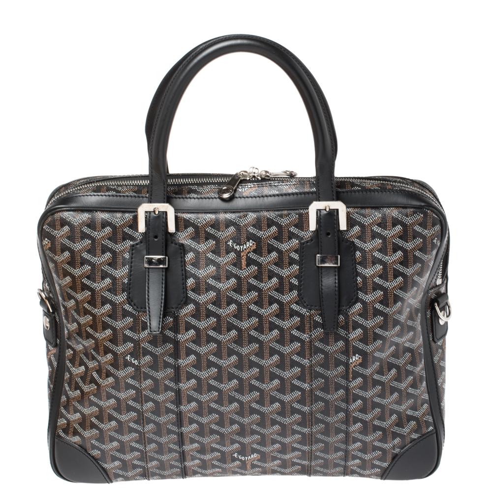 Die Marke Goyard, die von den Menschen nach wie vor in den höchsten Tönen gelobt wird, ist ein gutes Beispiel für die heutige Zeit. Die Entwürfe der Marke sind limitiert und werden mit der reinsten Form von Handwerkskunst hergestellt. Die Ambassade
