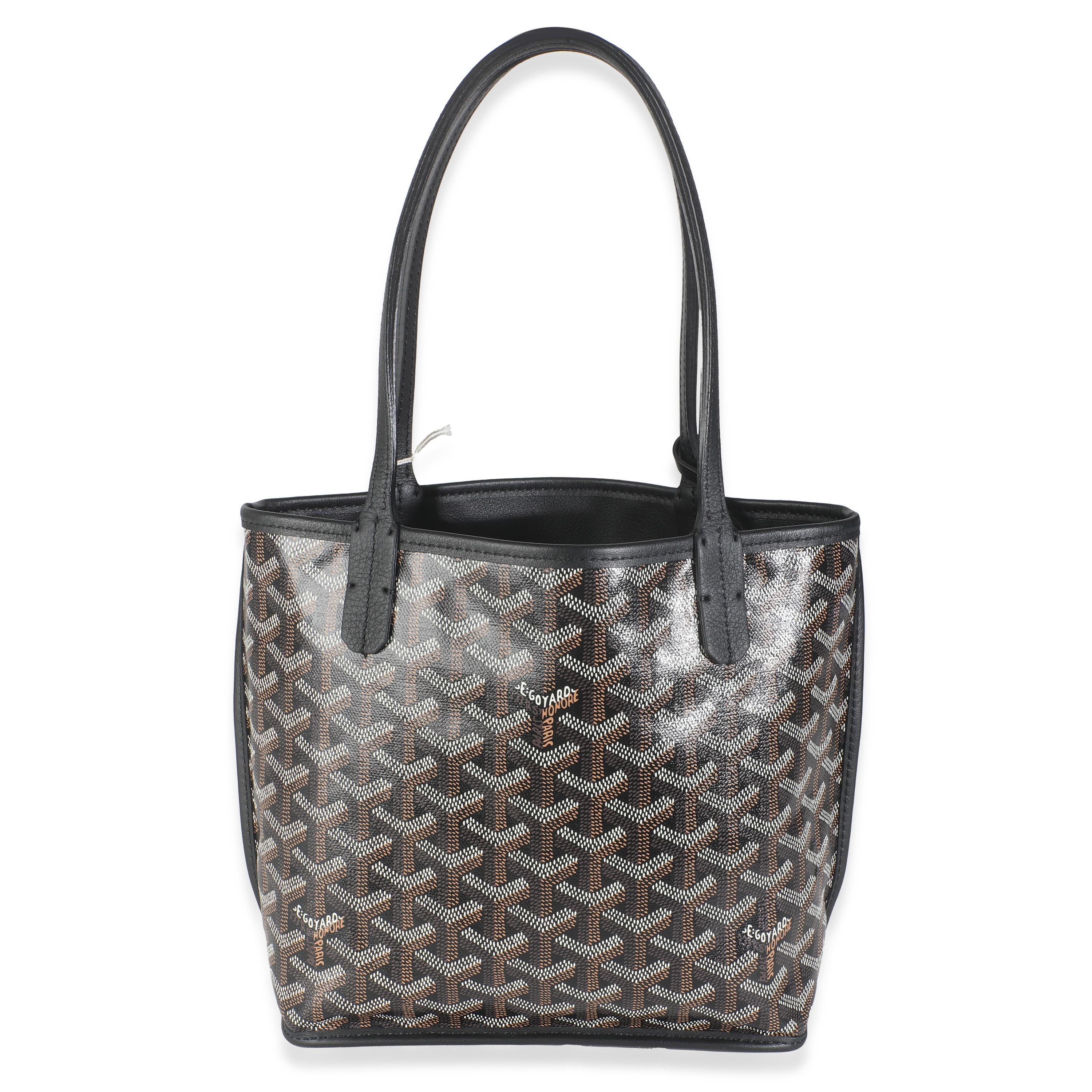 Título del listado: Goyard Lienzo Goyardine Negro Mini Anjou
CÓDIGO SKU: 145655
Estado: Seminuevo 
Descripción del estado: El emblemático estampado Goyardine de Goyard se ha apoderado silenciosamente de la escena de la moda de lujo. Goyard, una