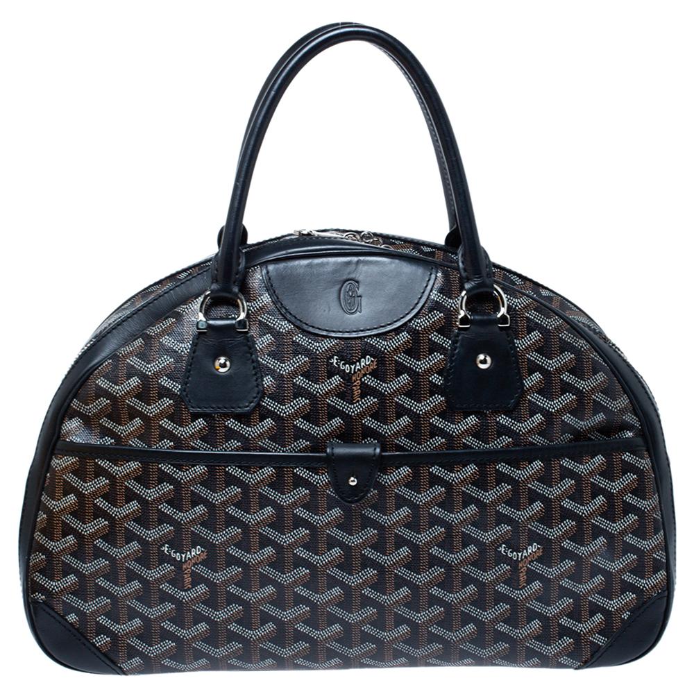 Ever wondered why Goyard is one of the leading options for bags? This bag is probably why. Add the right flavour to your look with this elegant St. Jeanne bag. The interior is lined with canvas, making the bag highly reliable and useful. Made from
