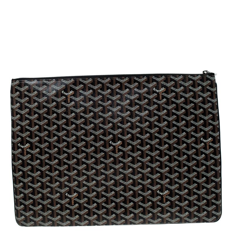 A timeless addition to your collection, this clutch from Goyard is a must-have! With the signature Goyardine print, it is crafted with coated canvas and features a sleek design. Lined in fabric and secured by a top zip closure, the interior offers a