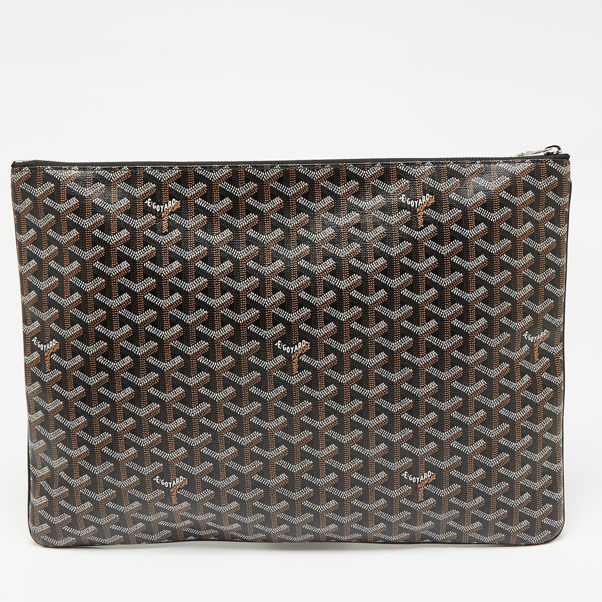Your ideal grab-and-go companion, this Goyard clutch is enriched with superbly executed details. It symbolizes the heritage of the brand and hence comes made from the signature Goyardine coated canvas. The fabric-lined interior of this Senate GM
